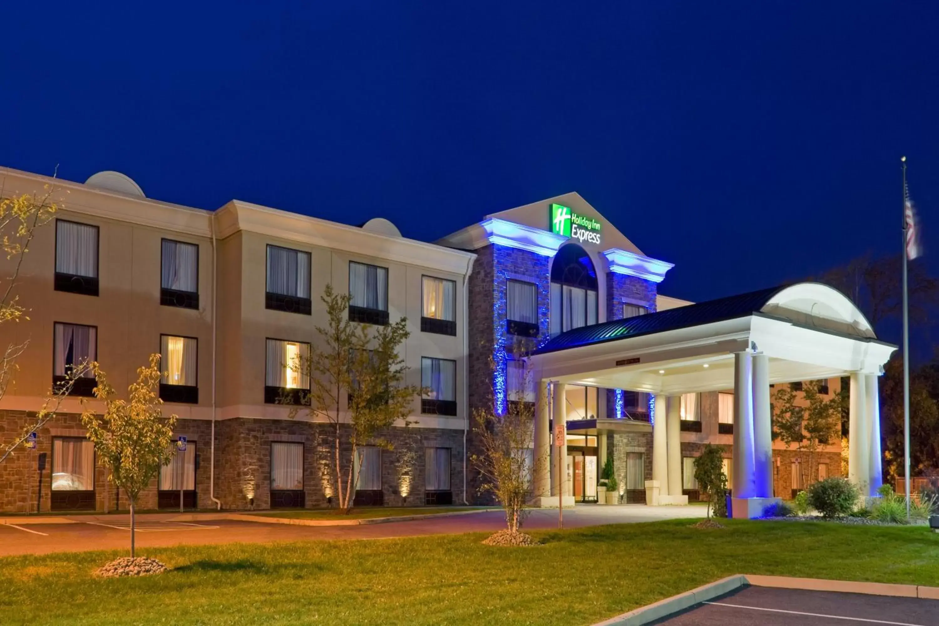 Property Building in Holiday Inn Express Hotel & Suites Chester, an IHG Hotel