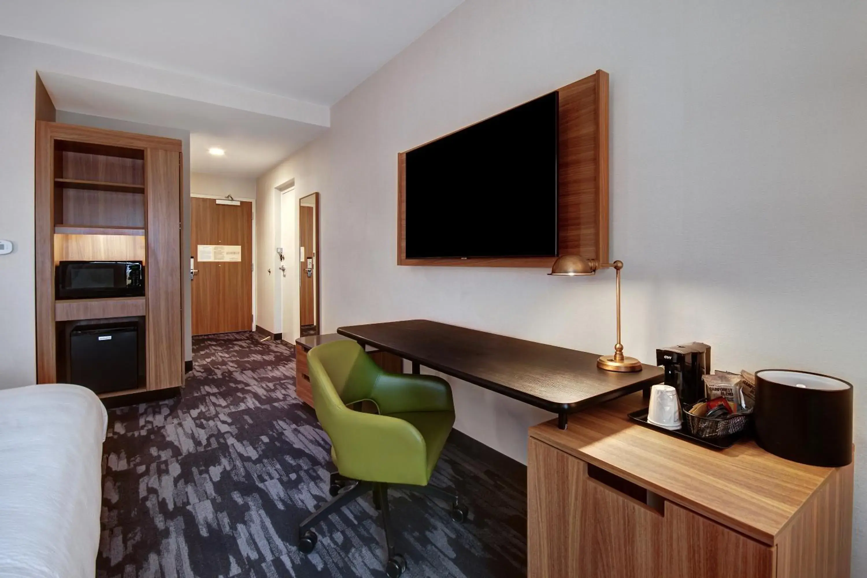 Bedroom, TV/Entertainment Center in Fairfield by Marriott Inn & Suites Rochester Hills