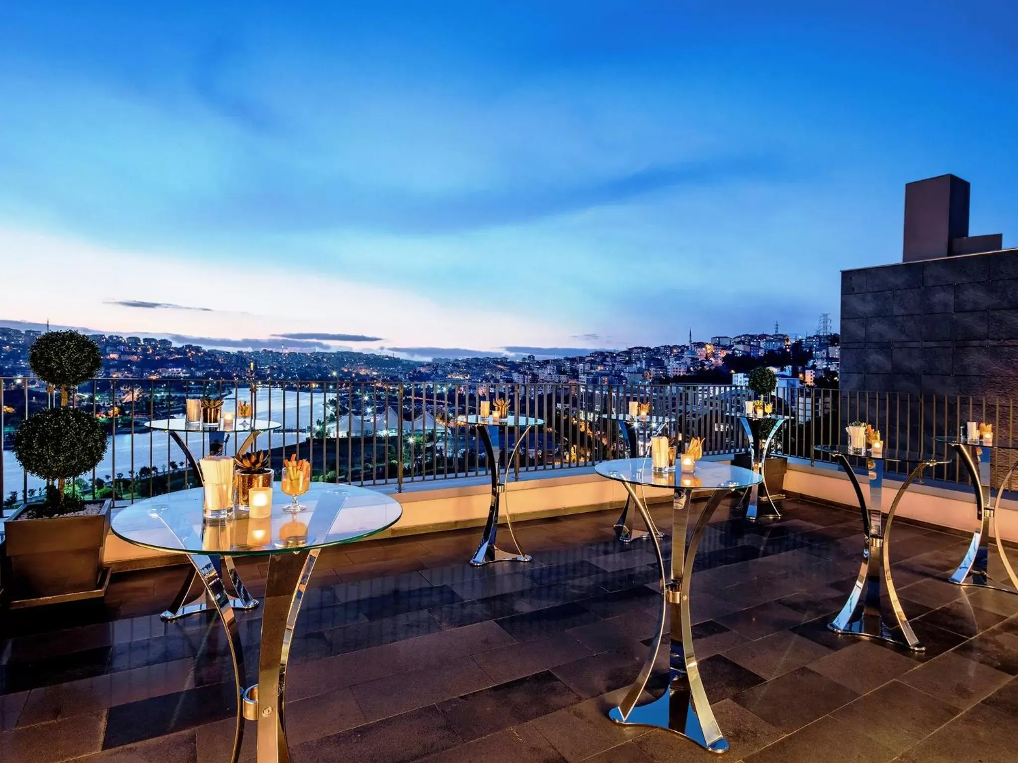 Lounge or bar, Balcony/Terrace in Dosso Dossi Hotels Golden Horn