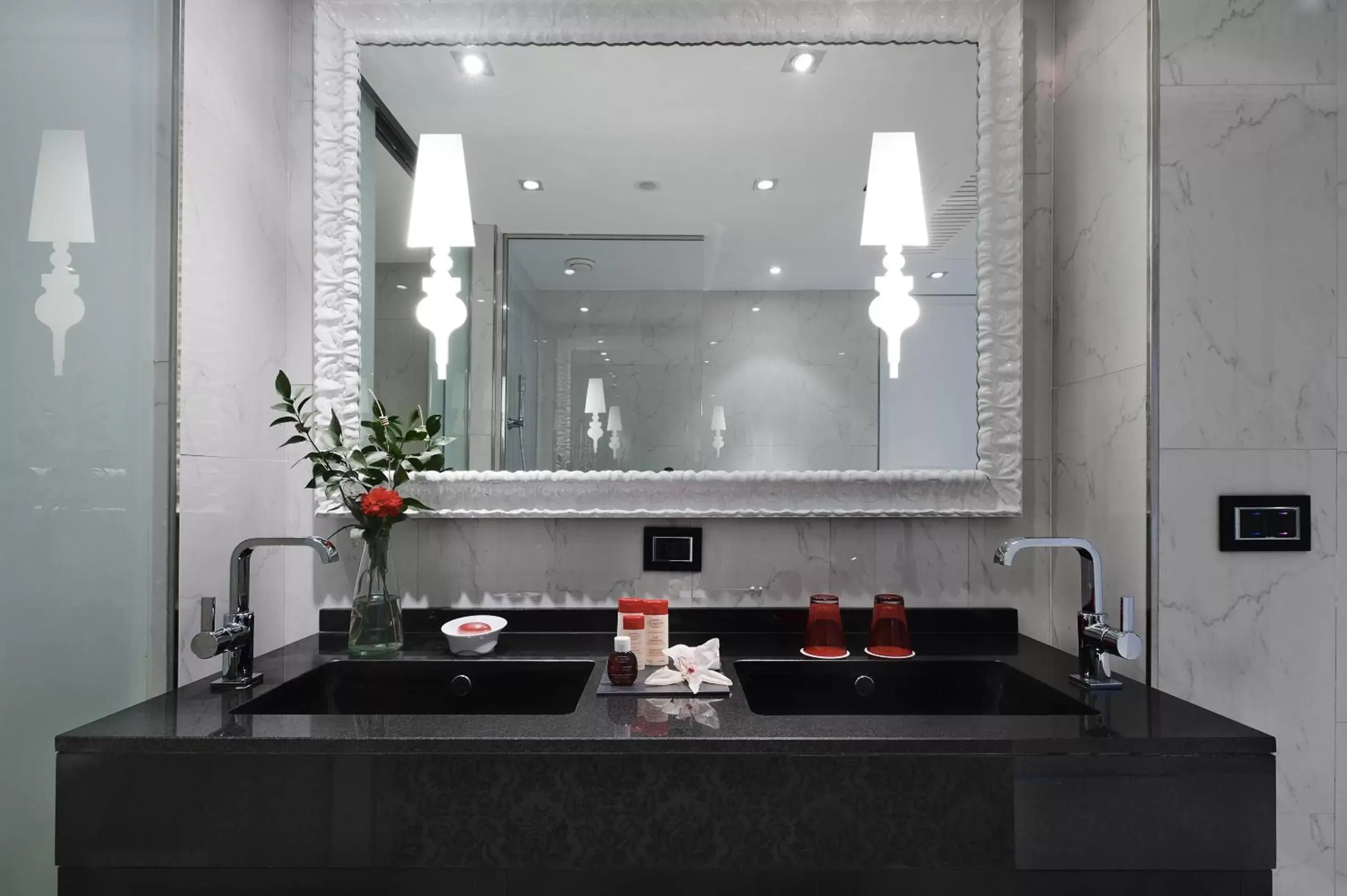 Bathroom, Kitchen/Kitchenette in Hotel Colón Gran Meliá - The Leading Hotels of the World