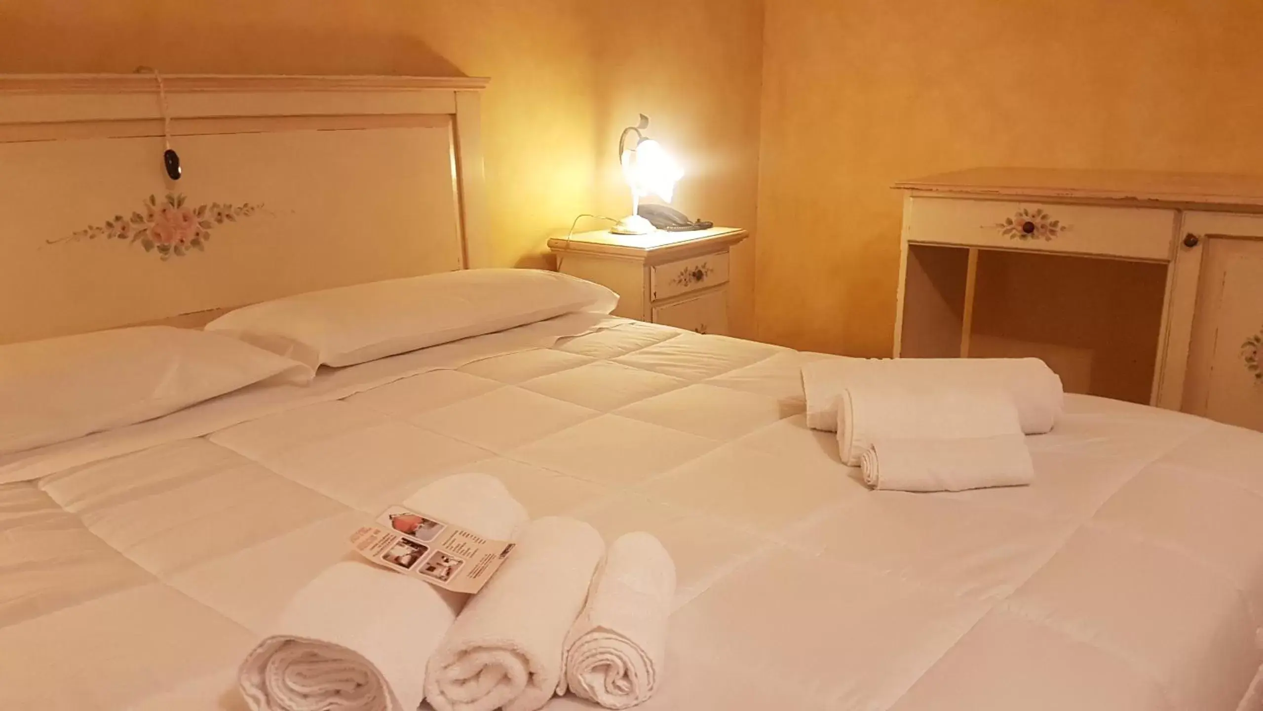 Bed in Hotel Siros
