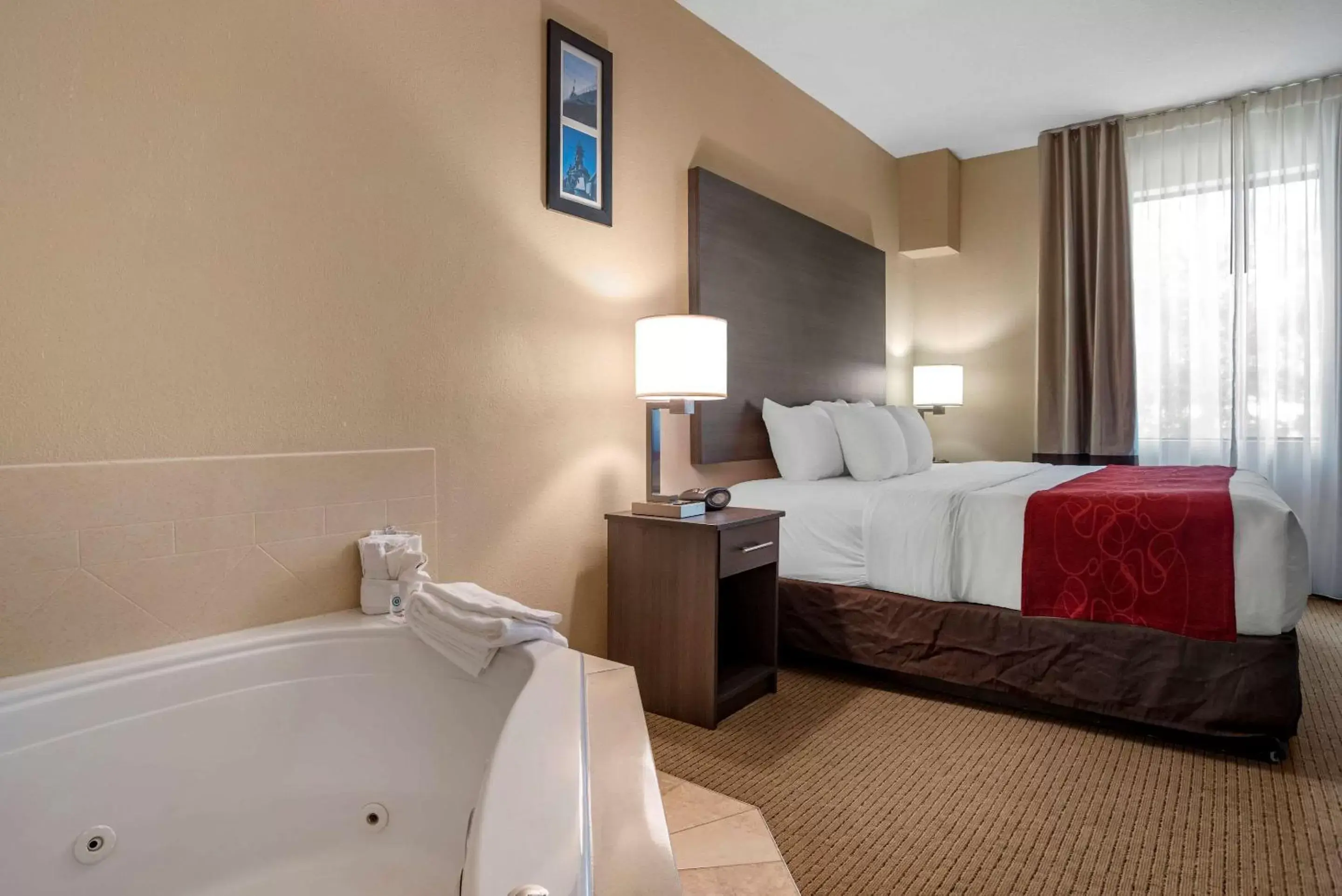 Bedroom, Bed in Comfort Suites Mobile West/Tillmans Corner