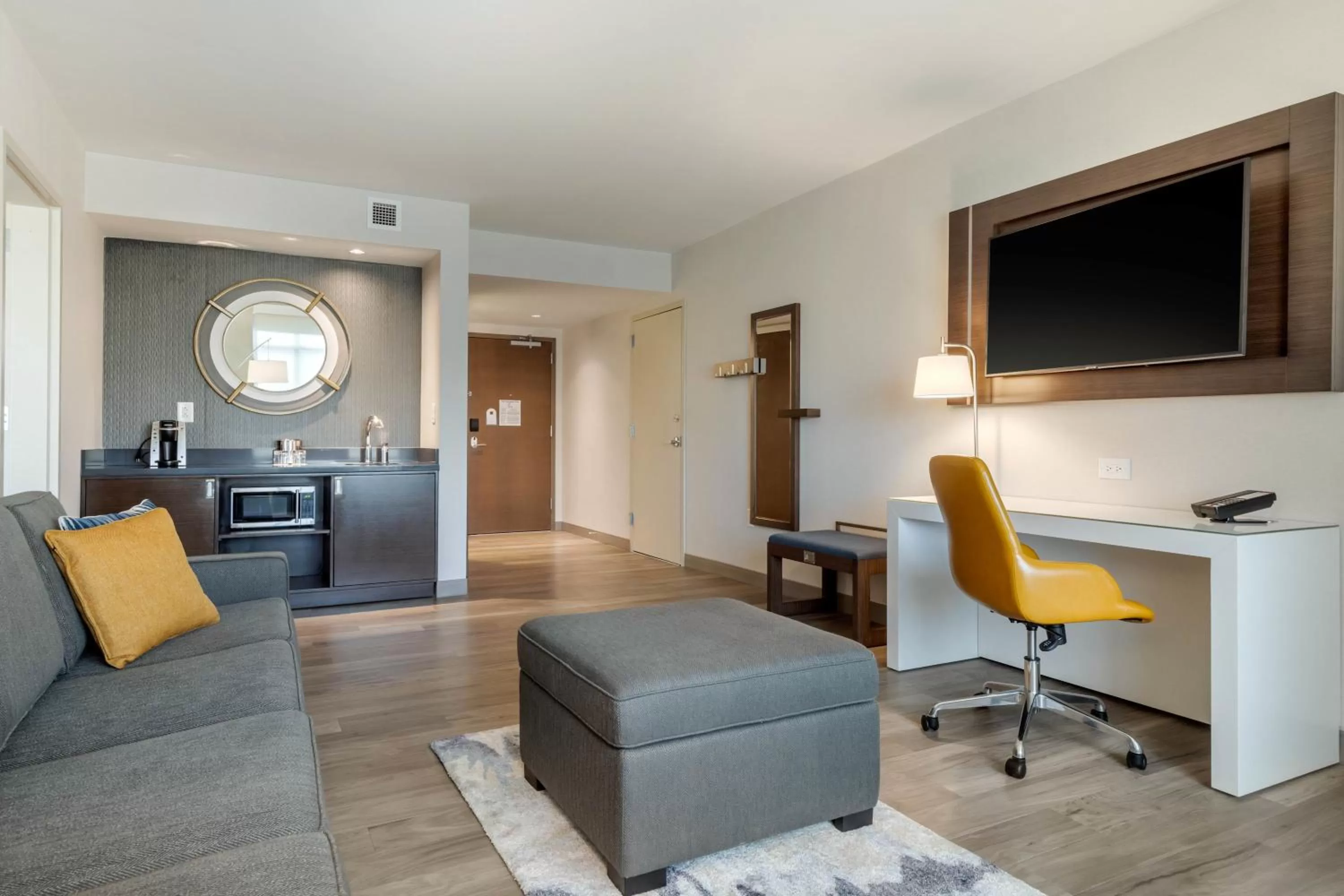 TV and multimedia in Cambria Hotel Charleston Riverview