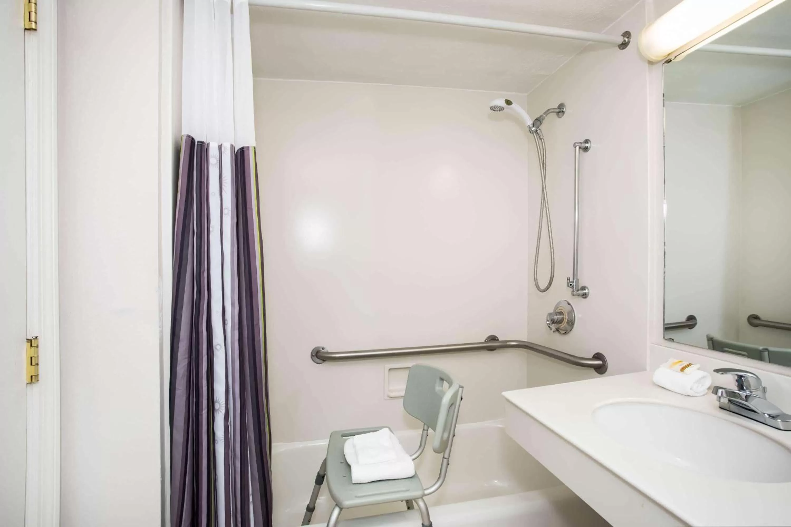 Bathroom in La Quinta Inn by Wyndham Tallahassee North