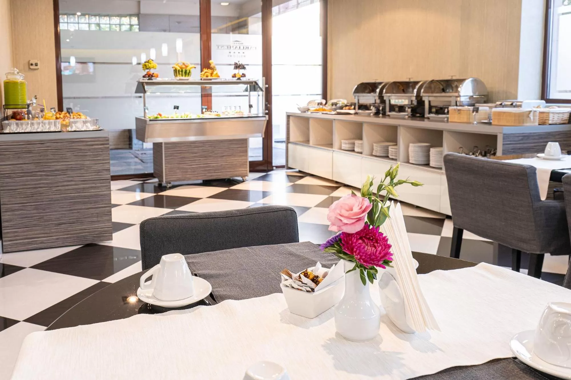 Restaurant/places to eat in Hotel Parliament