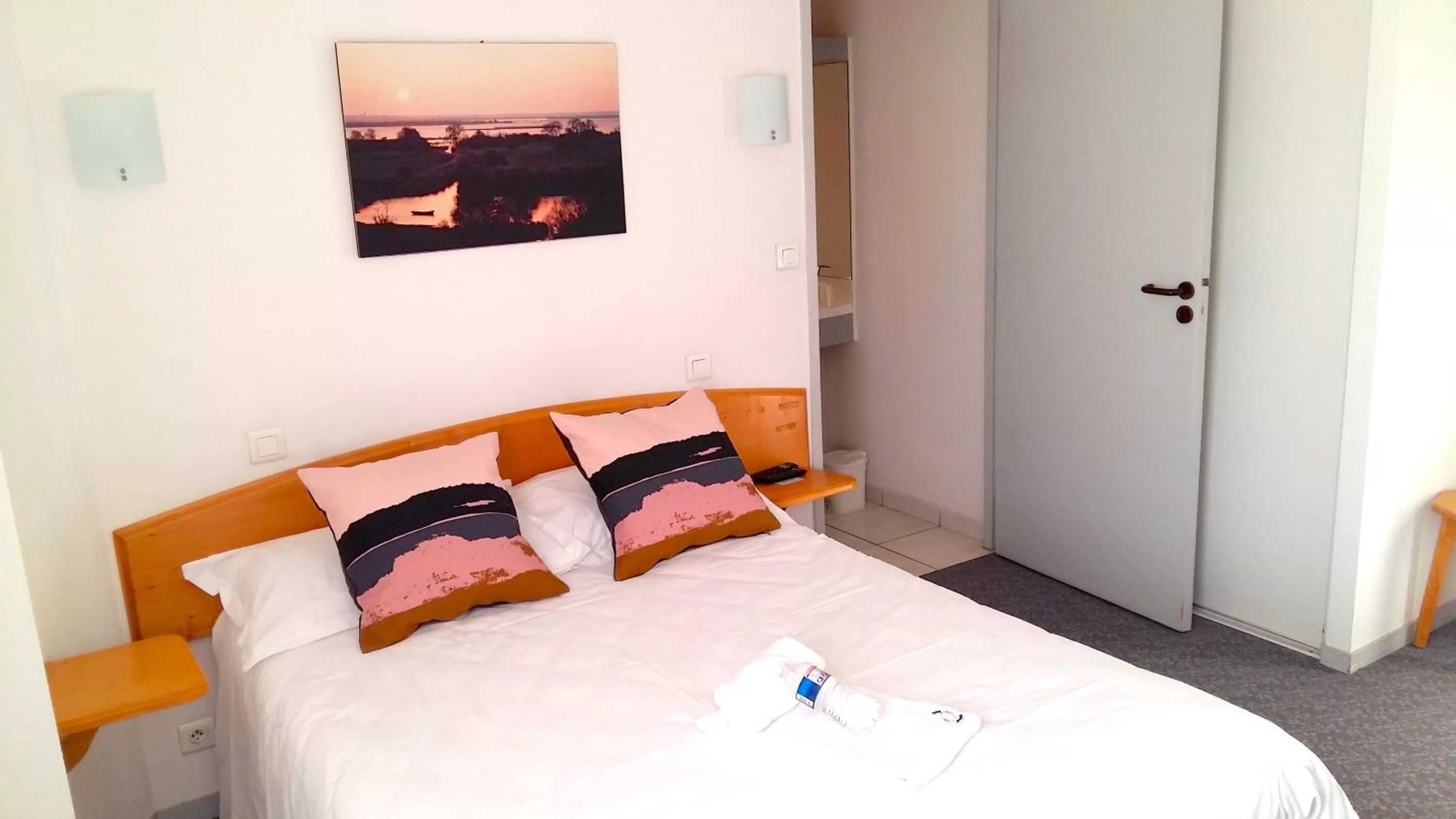 Shower, Bed in Hotel La Bosselle