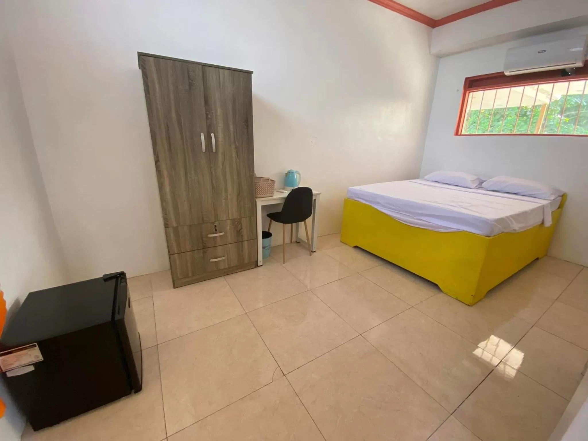 Coffee/tea facilities, Bed in Scott's Seaview Resort