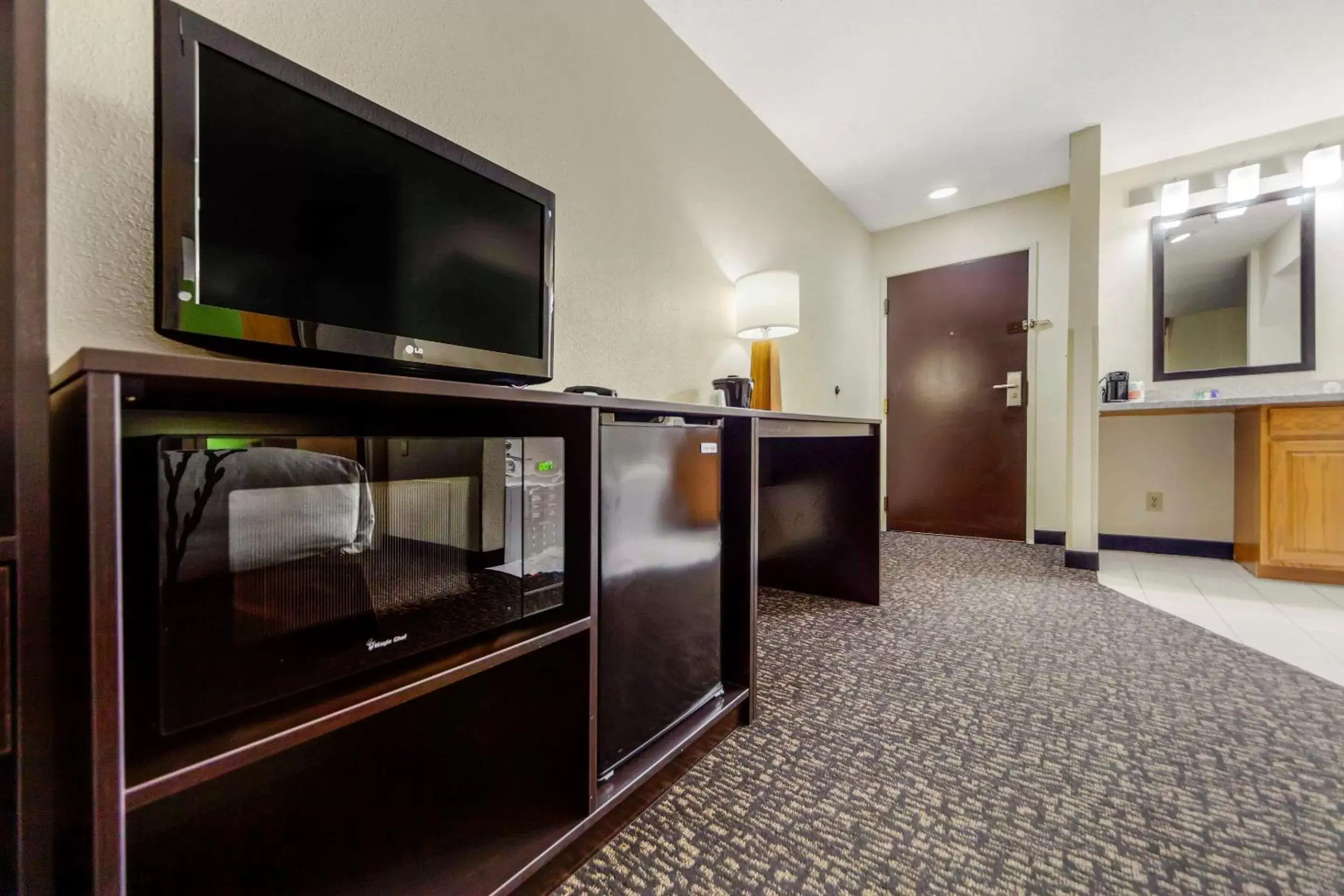 Photo of the whole room, TV/Entertainment Center in Sleep Inn & Suites Omaha Airport