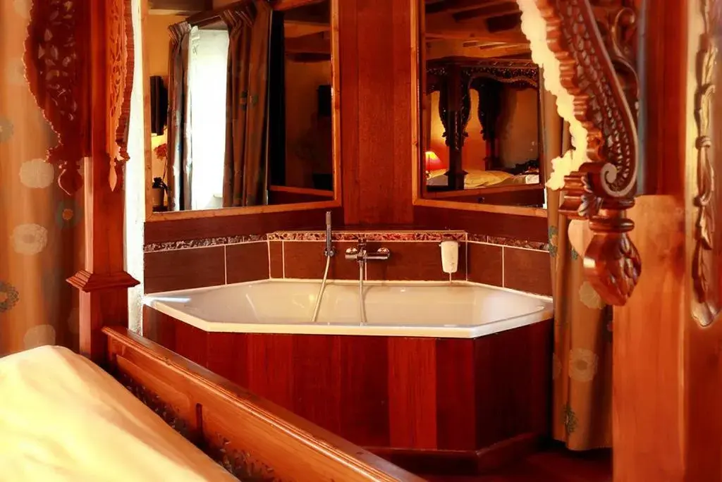 Bathroom in Manoir des Indes, The Originals Relais (Relais du Silence)