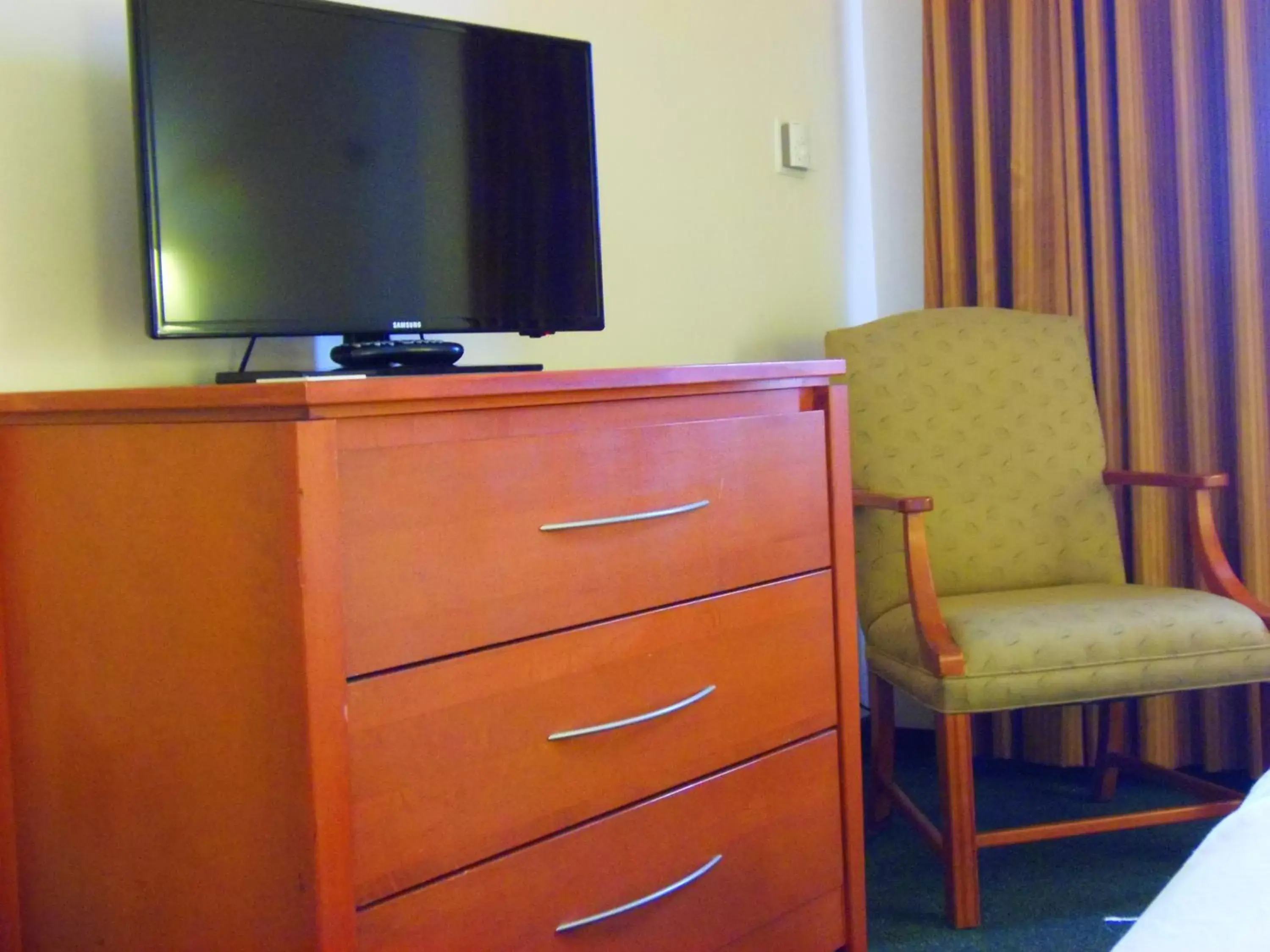 Photo of the whole room, TV/Entertainment Center in Rosslyn Inn & Suites