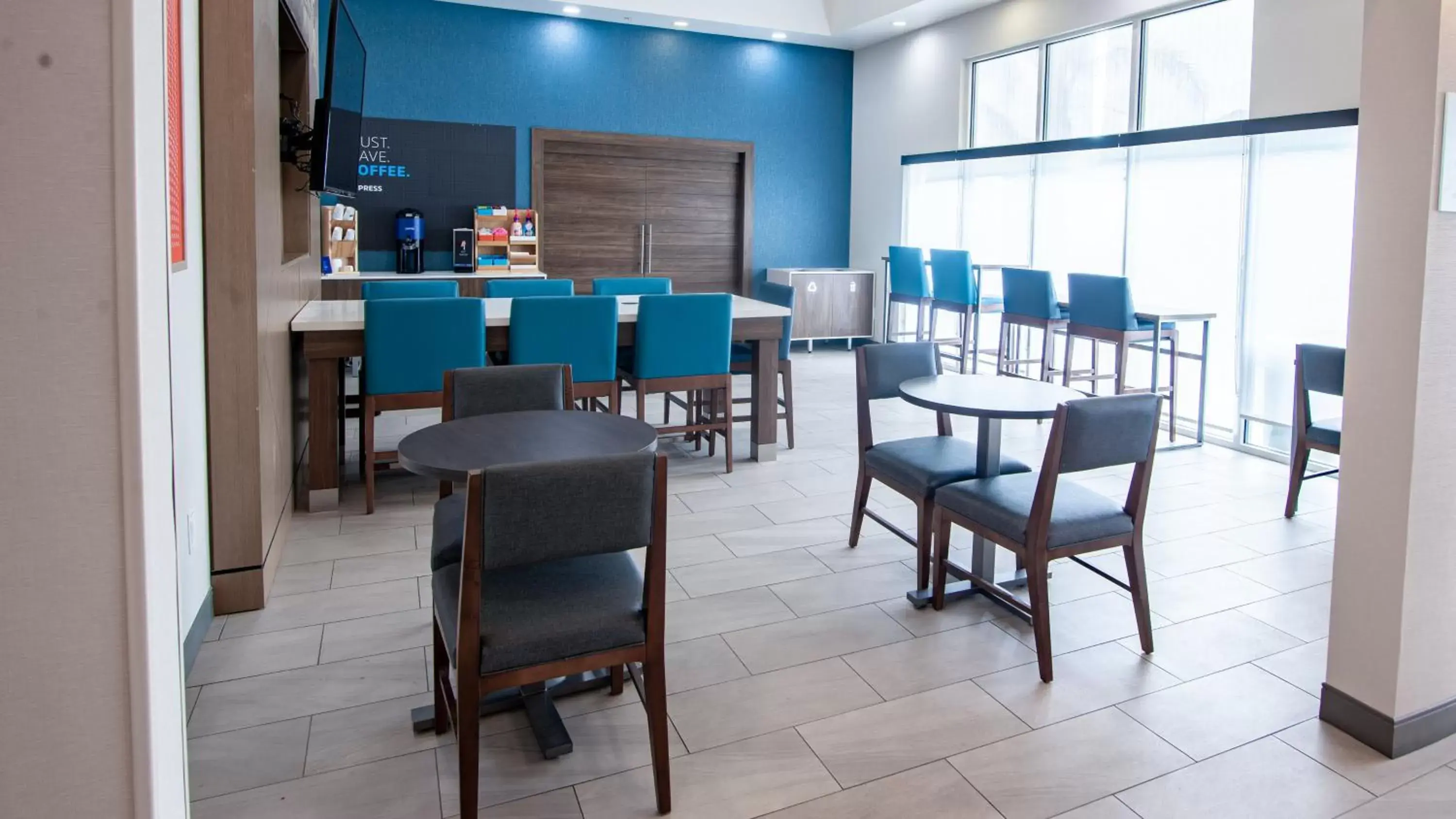 Breakfast, Restaurant/Places to Eat in Holiday Inn Express Oakdale, an IHG Hotel