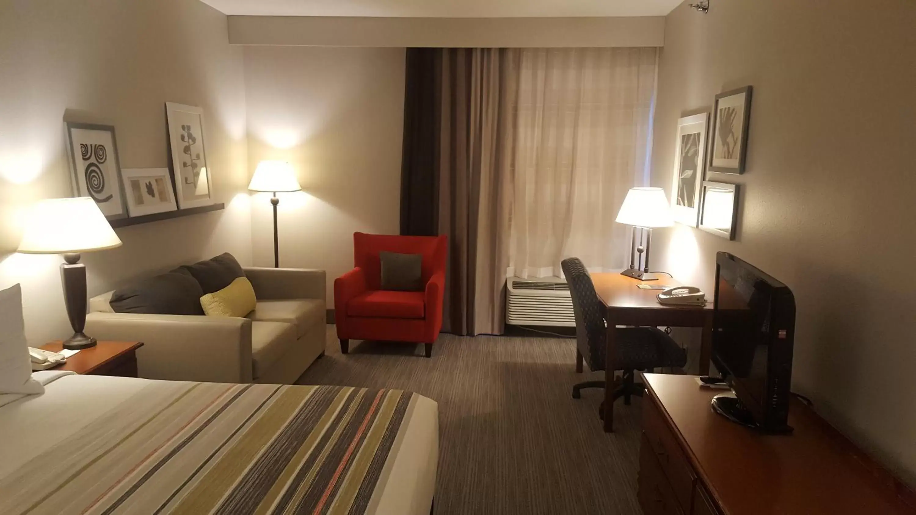 Seating area, Bed in Country Inn & Suites by Radisson, Bryant Little Rock , AR Seating area, Bed in Country Inn & Suites by Radisson, Bryant Little Rock , AR