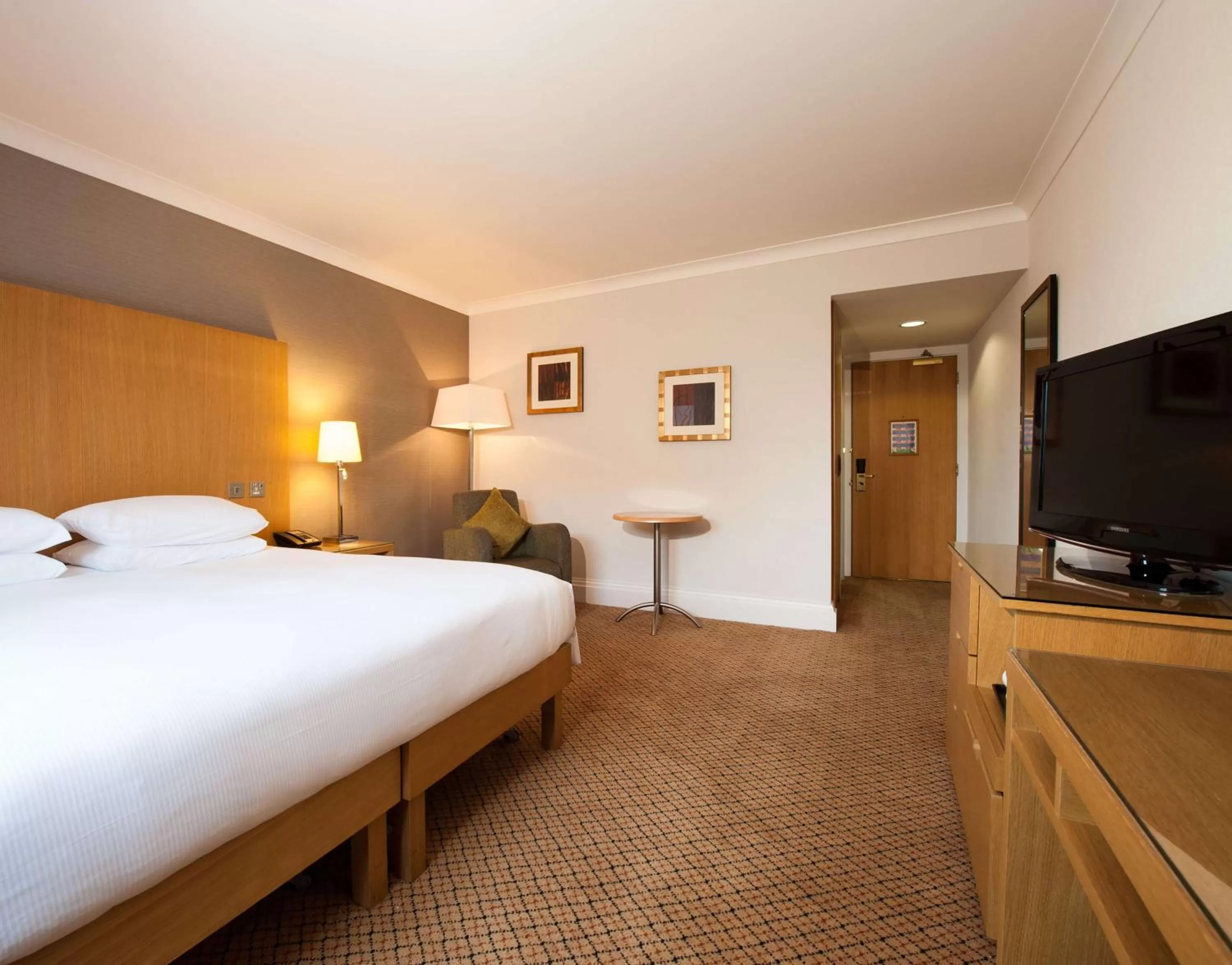 Living room, Bed in Doubletree By Hilton Glasgow Strathclyde