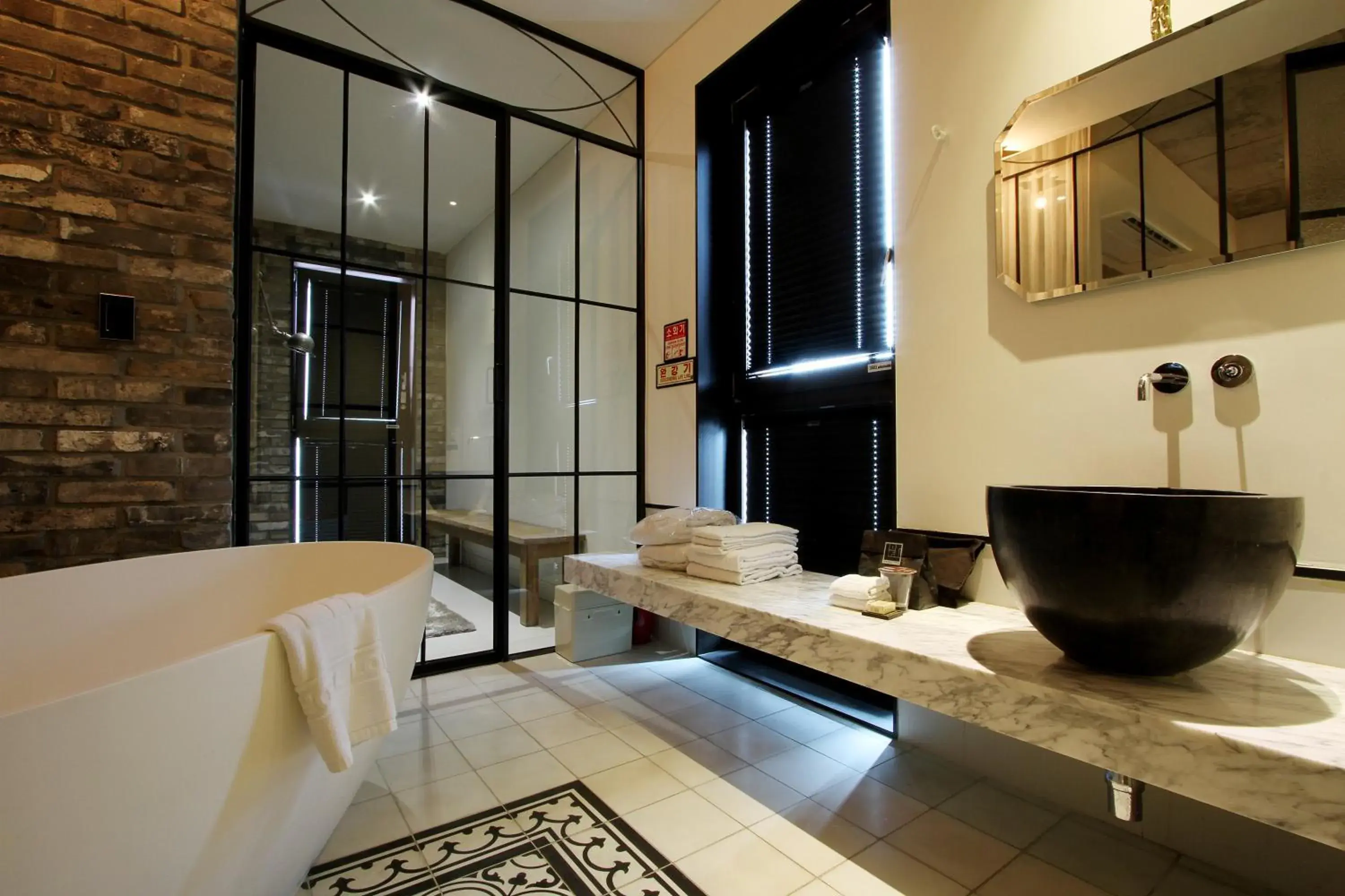 Bathroom, Lobby/Reception in Hotel Loft
