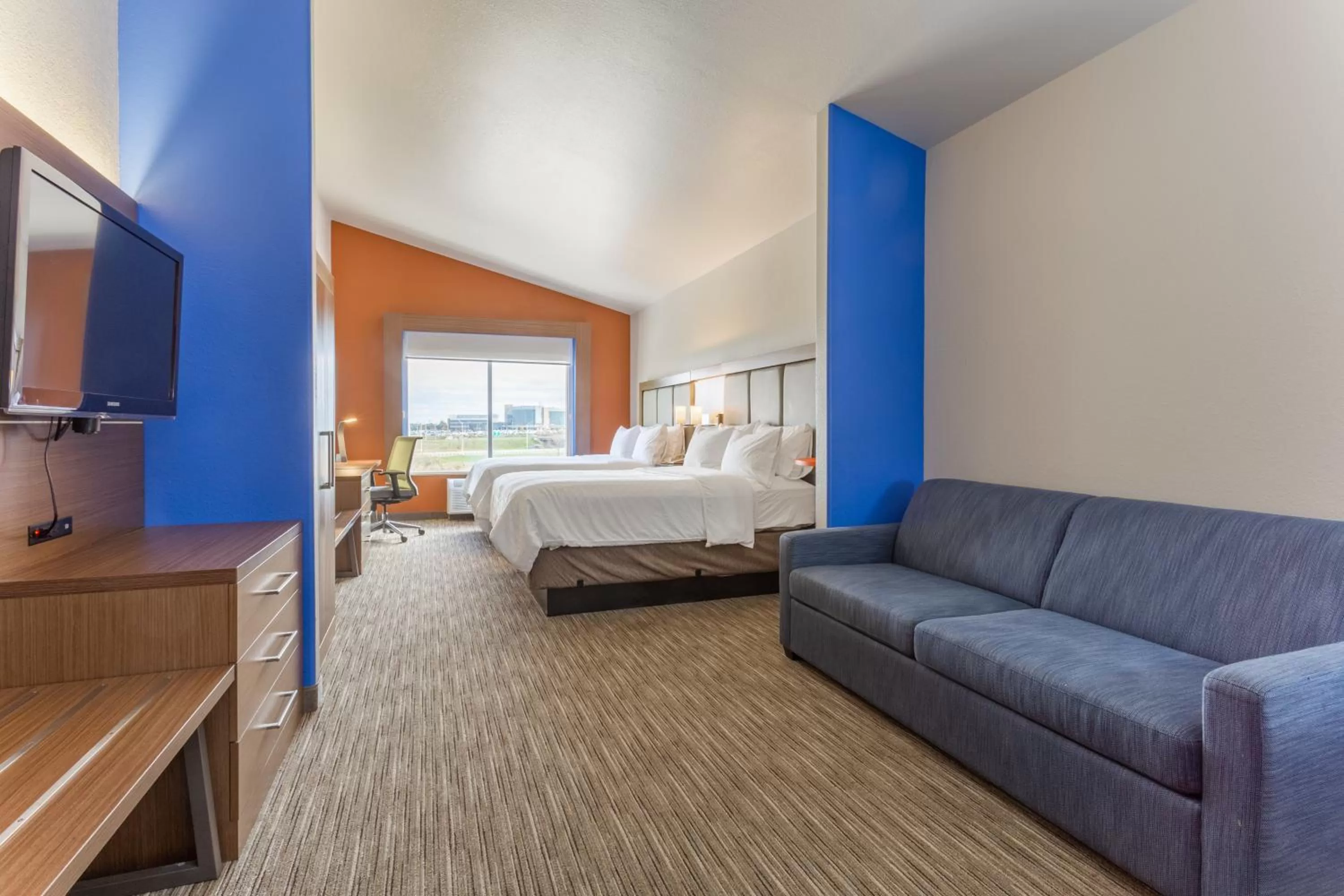 Bed in Holiday Inn Express Rockford-Loves Park by IHG