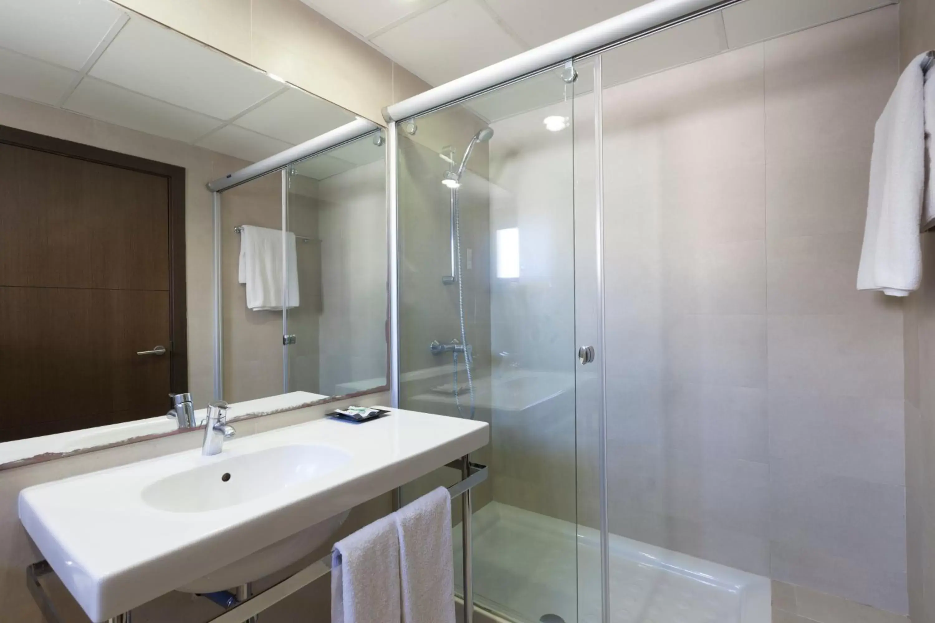 Shower, Bathroom in URH Excelsior