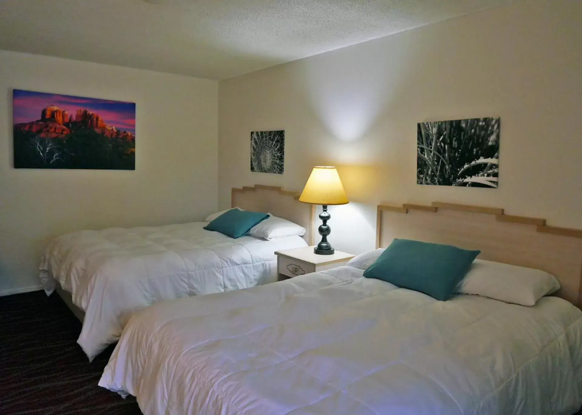 Bedroom, Bed in Sugar Loaf Lodge