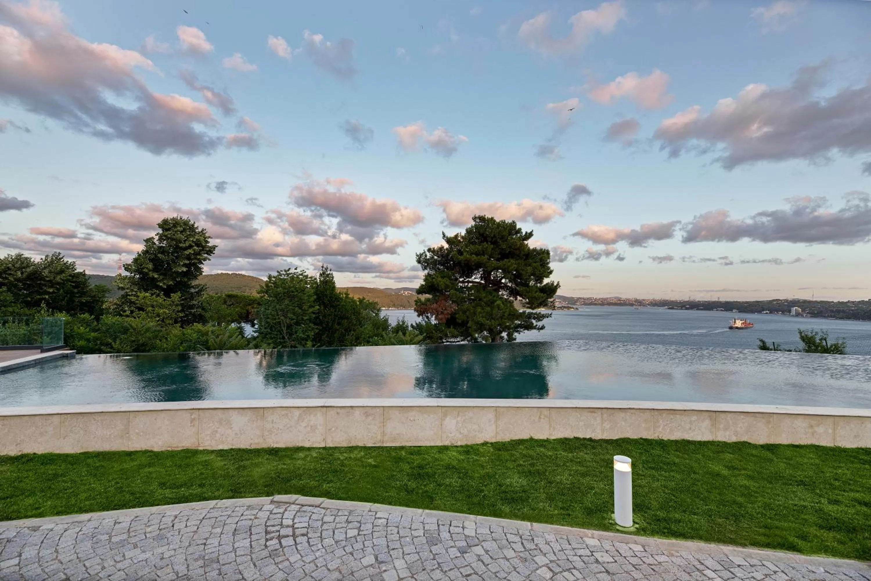 Swimming pool in Six Senses Kocatas Mansions
