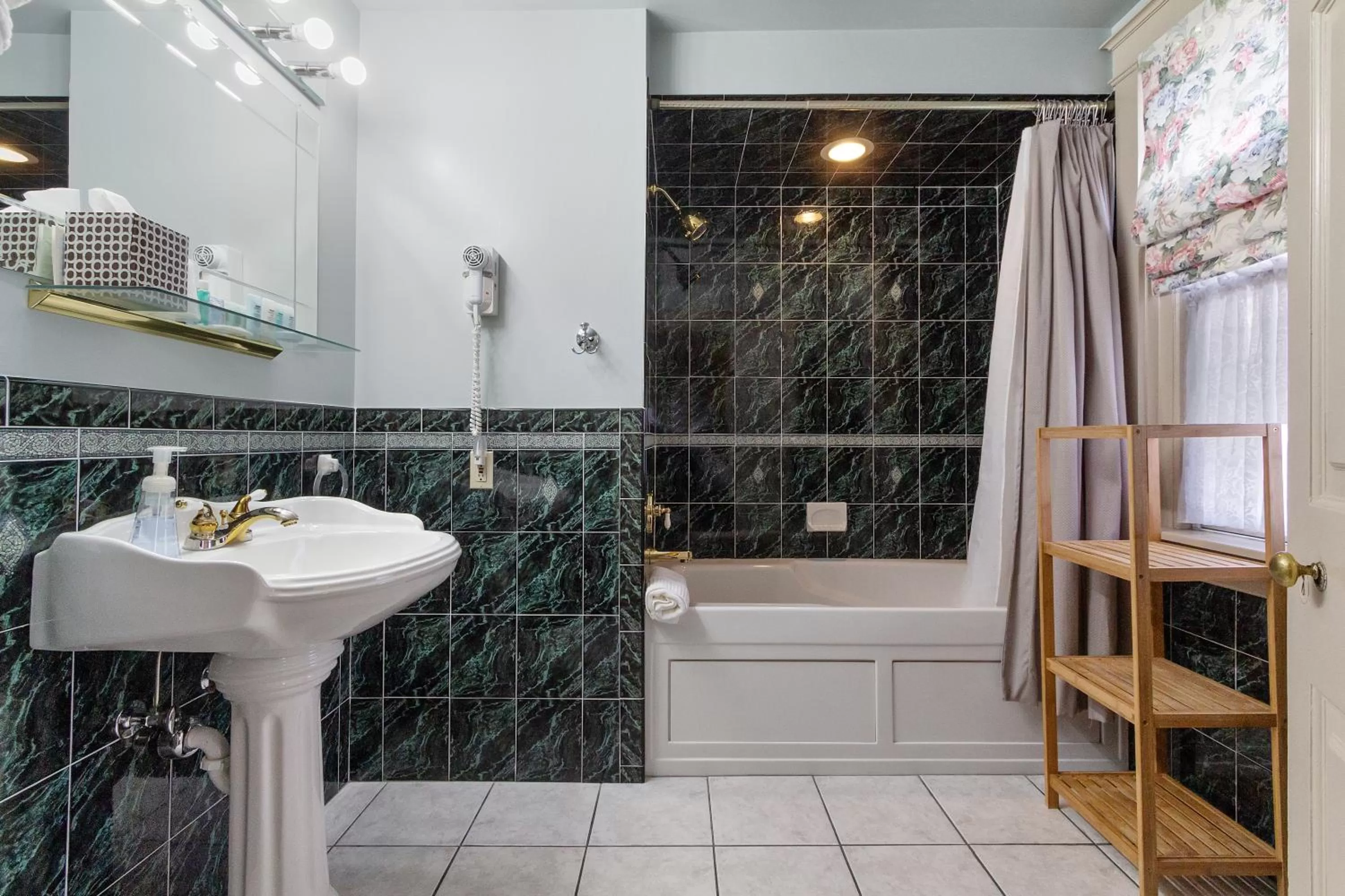 Bathroom in After Eight Bed and Breakfast