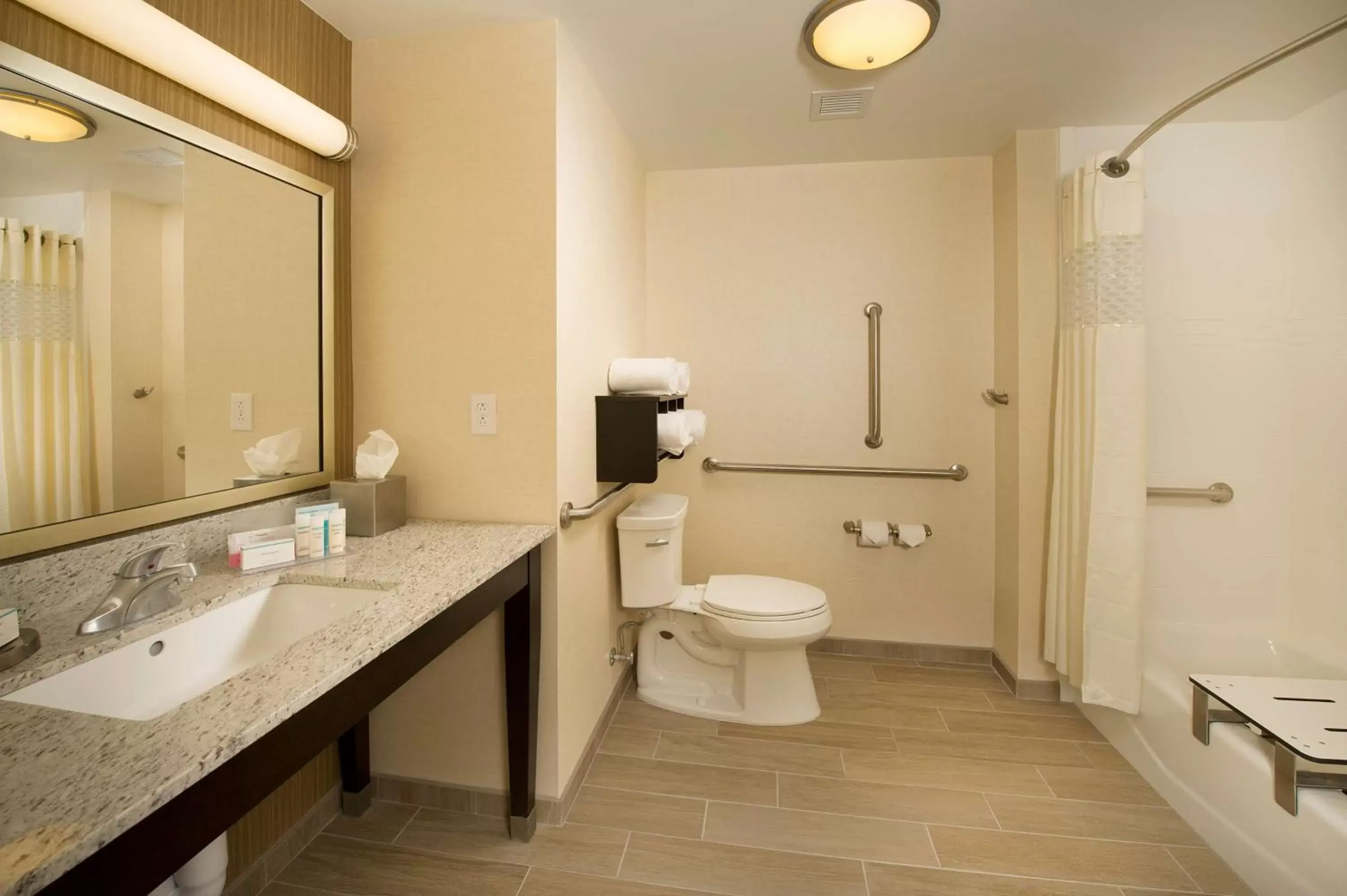 Bathroom in Hampton Inn & Suites Baltimore/Woodlawn
