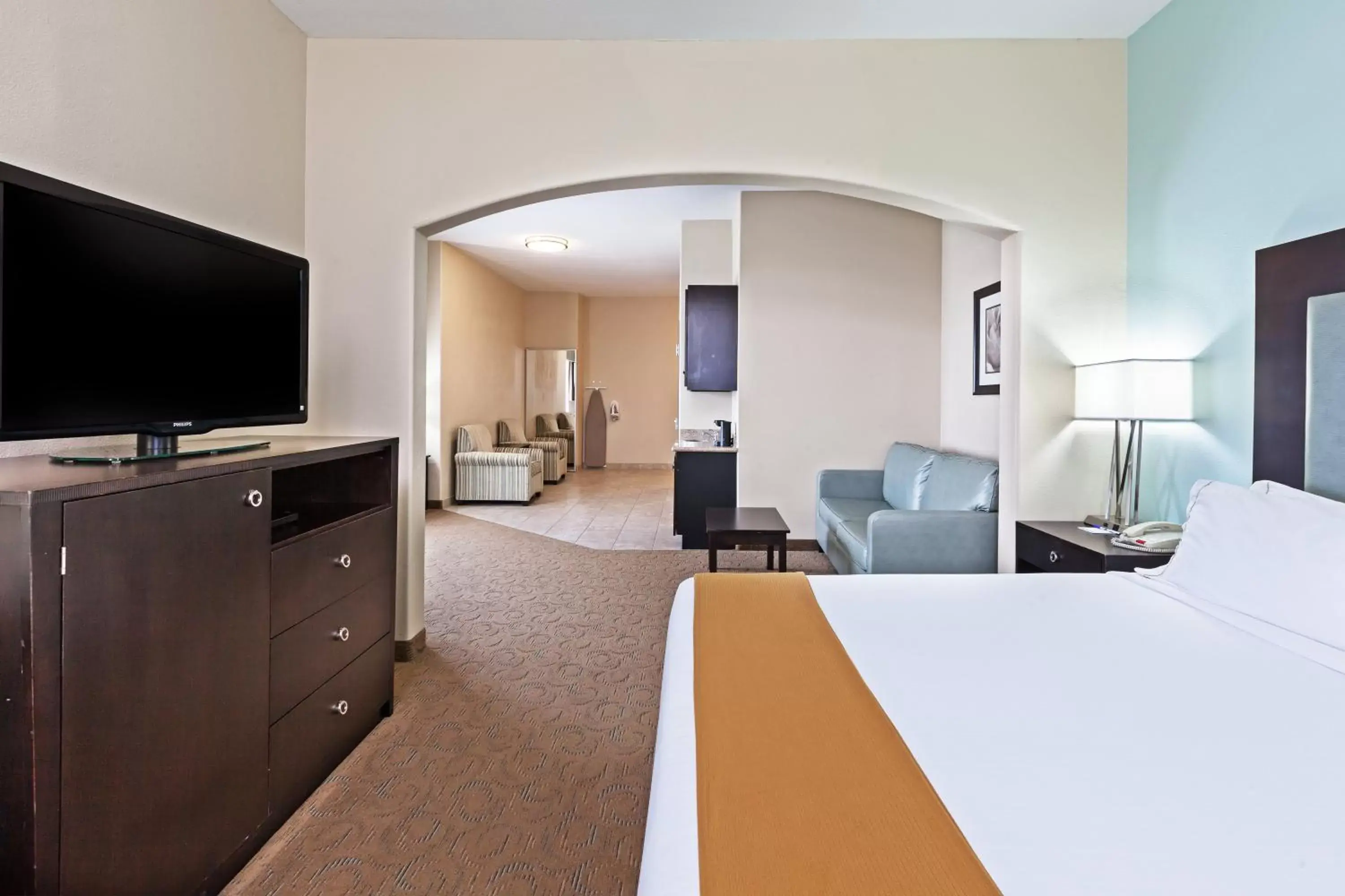 Photo of the whole room, TV/Entertainment Center in Holiday Inn Express & Suites Victoria, an IHG Hotel