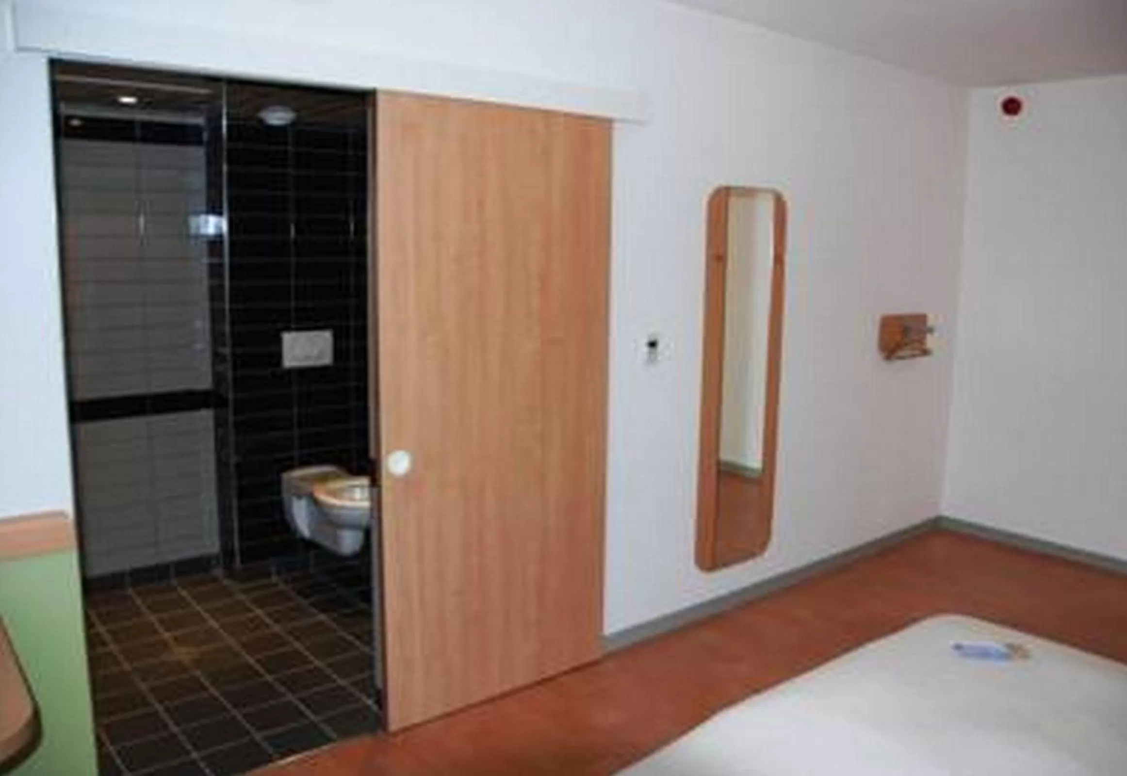 Bathroom, Bed in Ibis Budget Roanne Hôtel