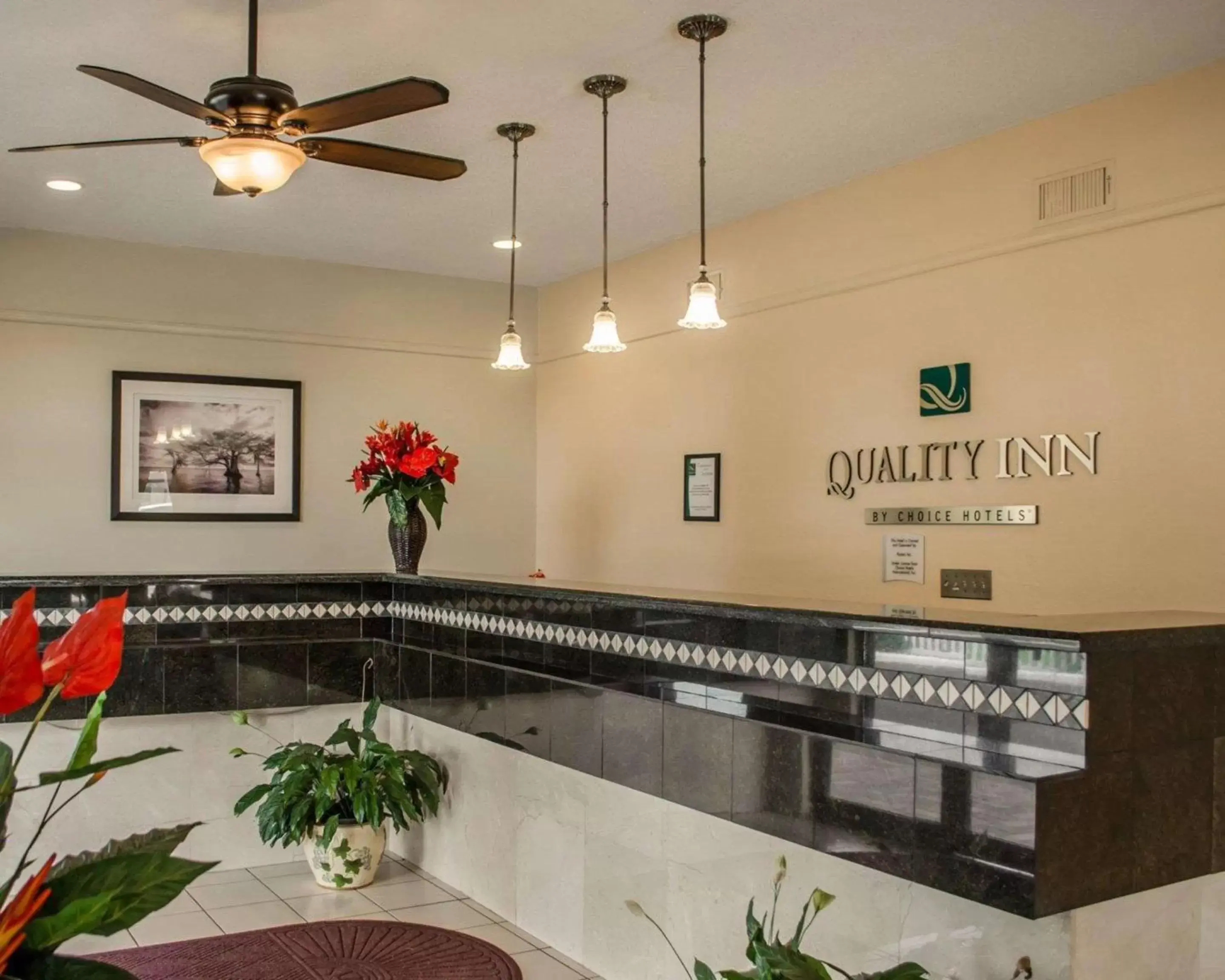 Lobby or reception, Bathroom in Quality Inn near Manatee Springs State Park