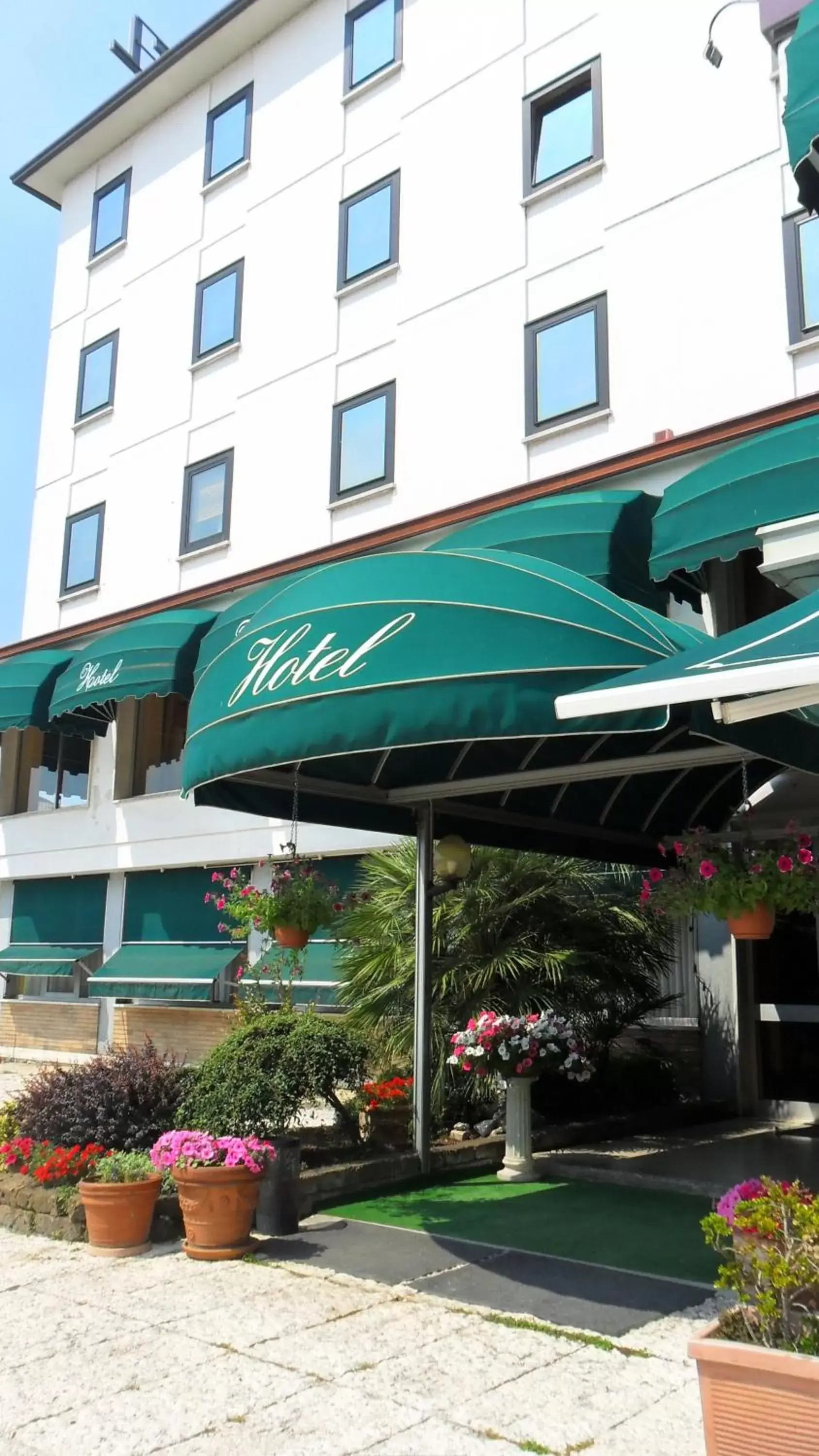 Facade/entrance, Property Building in Hotel Florida