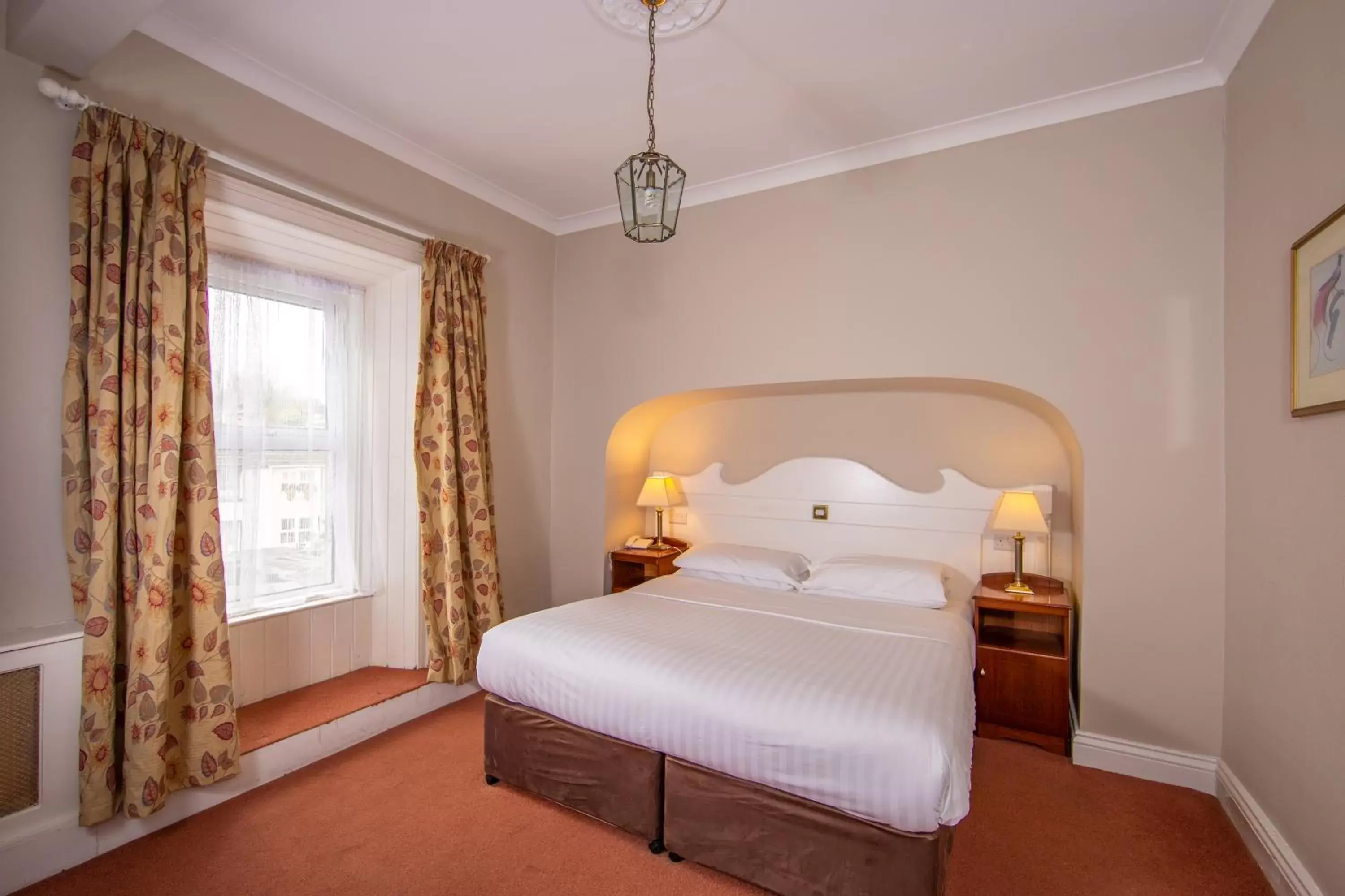 Bedroom, Bed in Foyles Hotel