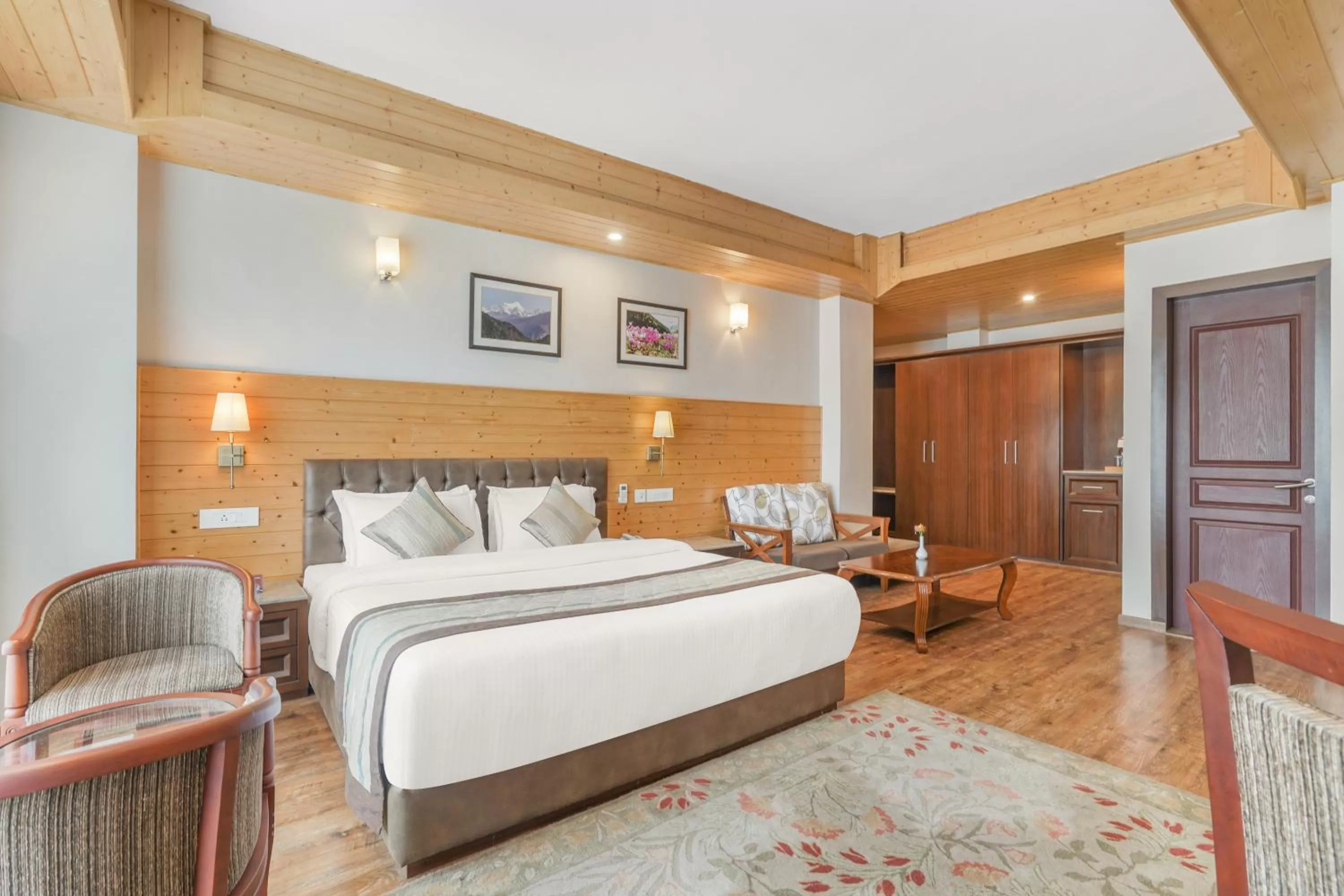 Bed in Summit Alpine Abode Hotel