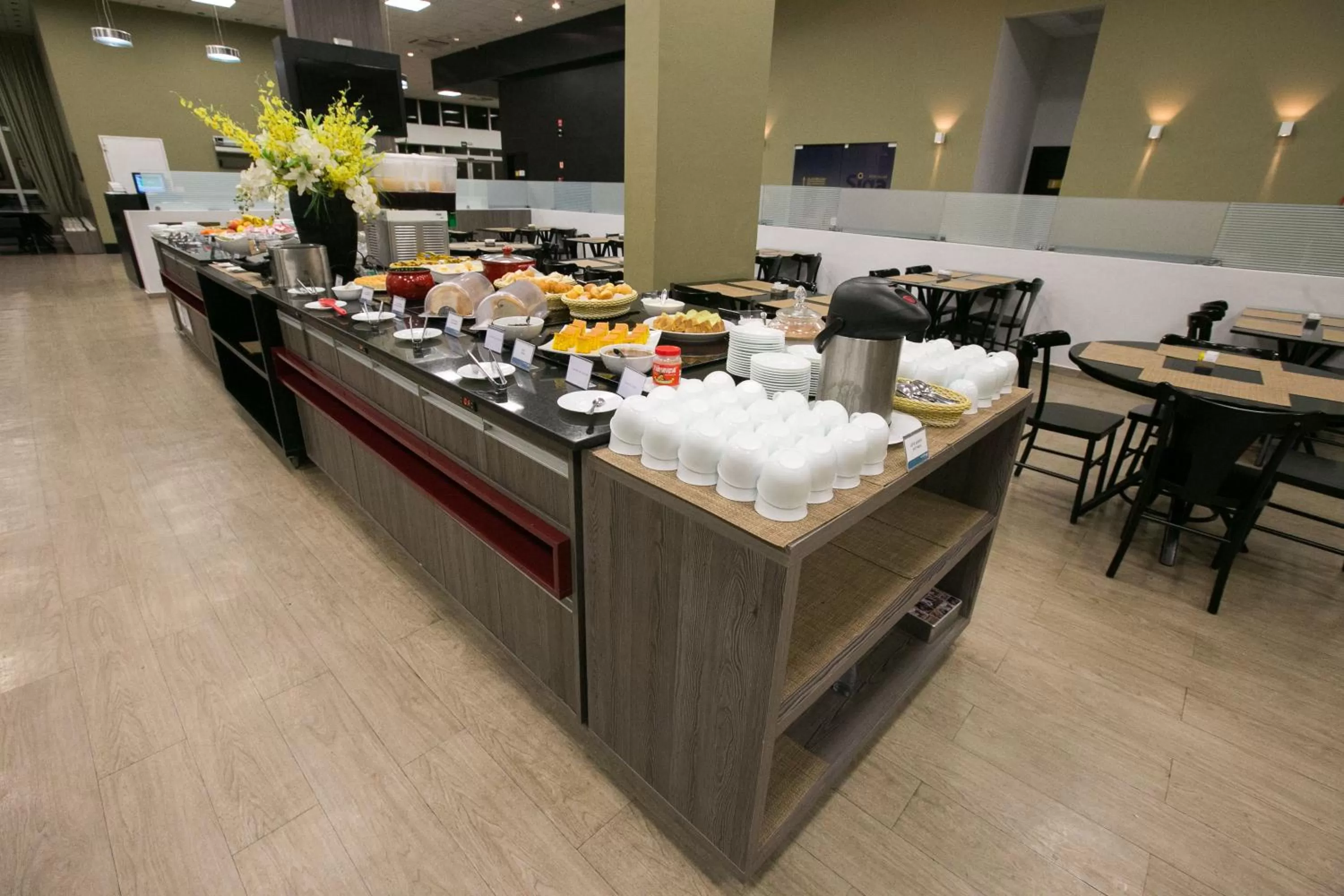 Buffet breakfast in Slim Cuiabá Aeroporto