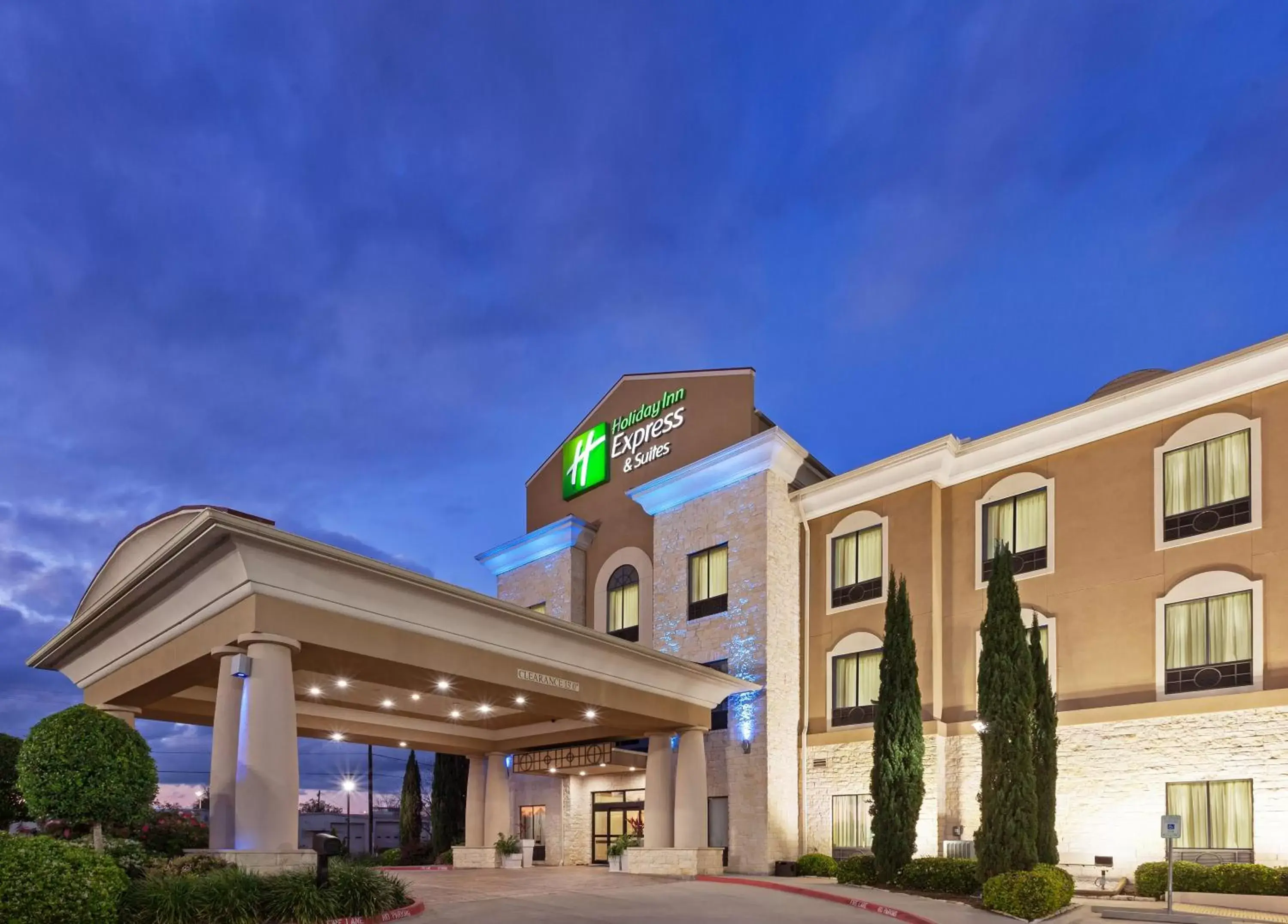 Property Building in Holiday Inn Express & Suites Victoria, an IHG Hotel