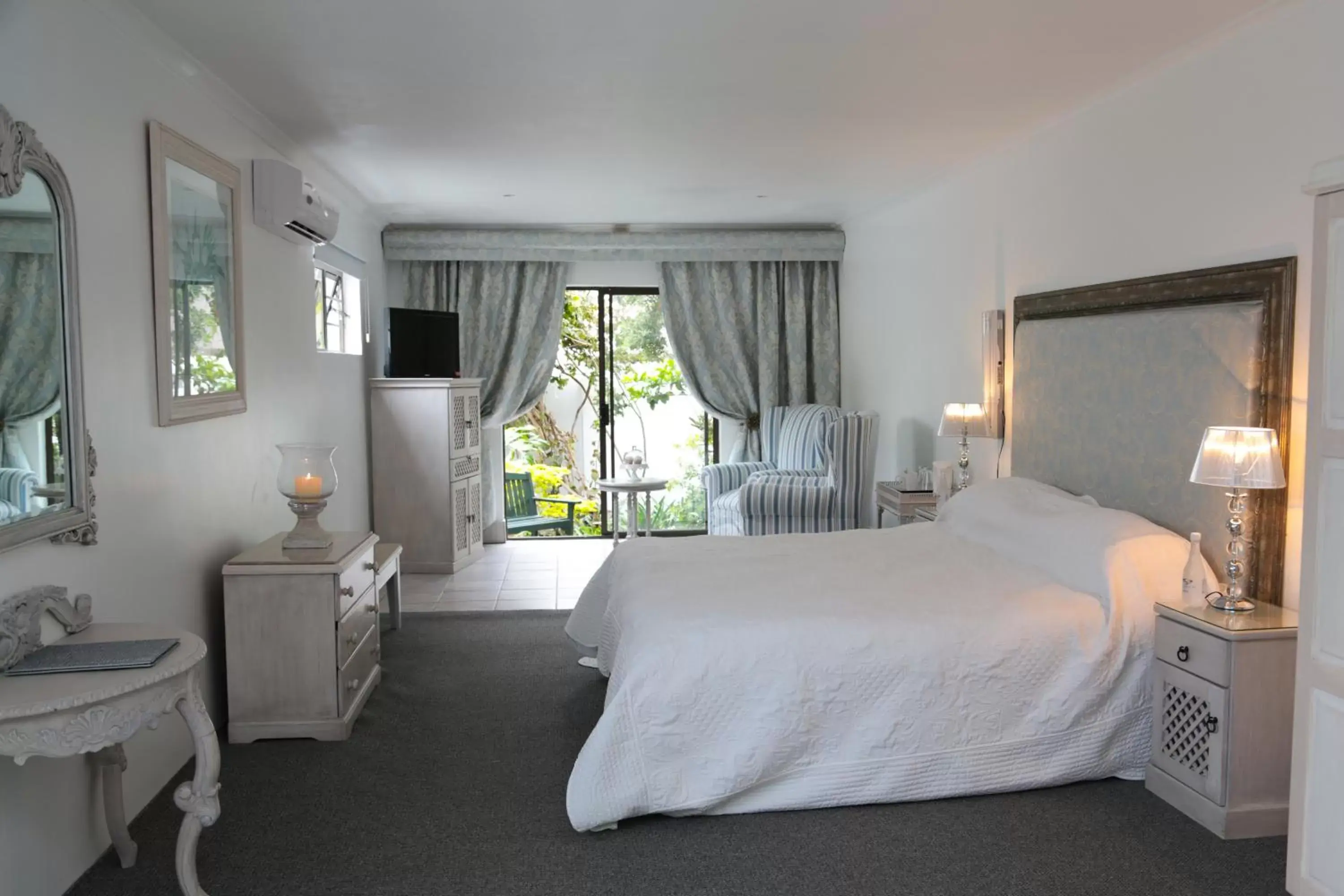 Photo of the whole room, Bed in Misty Waves Boutique Hotel