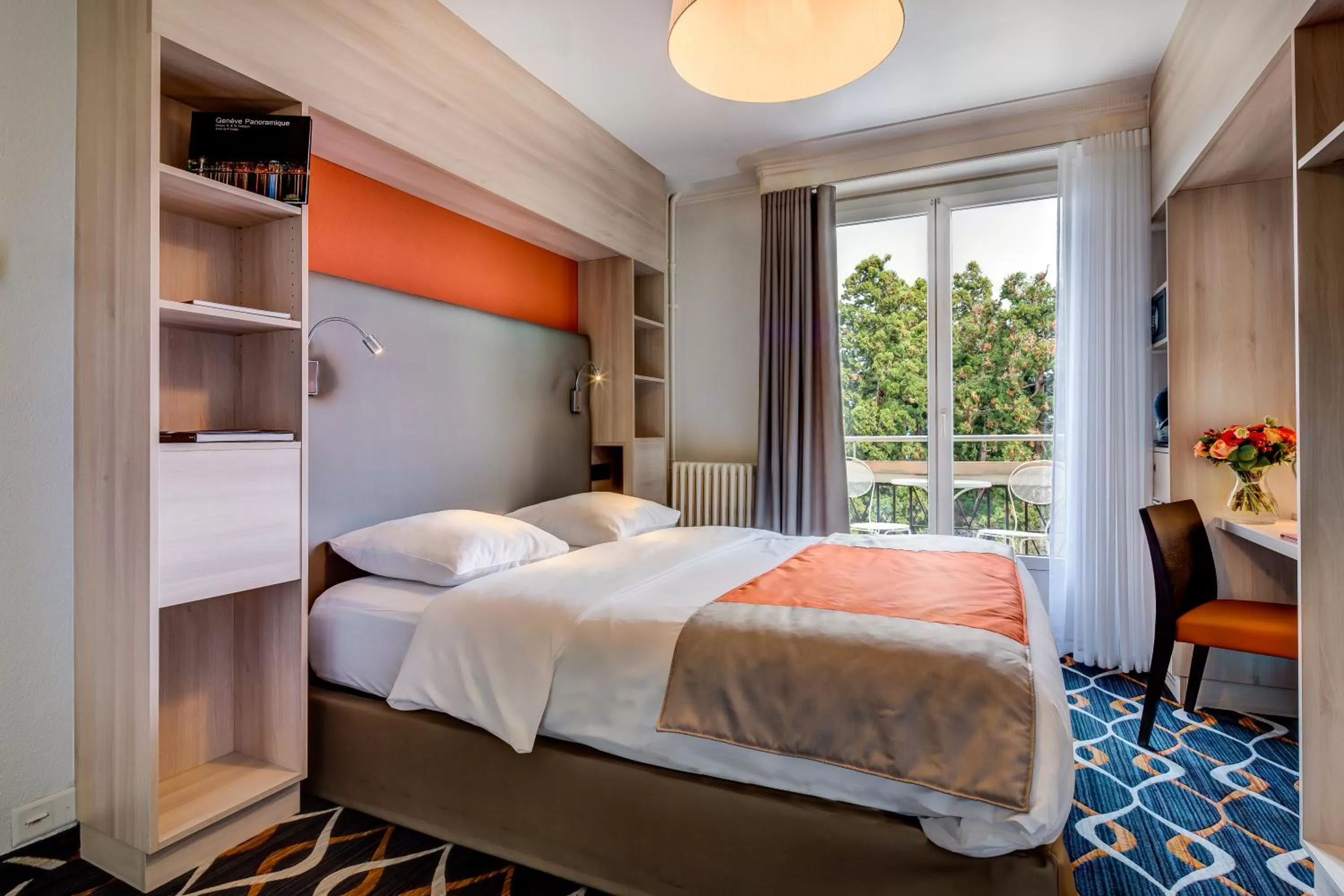 Shower, Bed in Hotel Eden