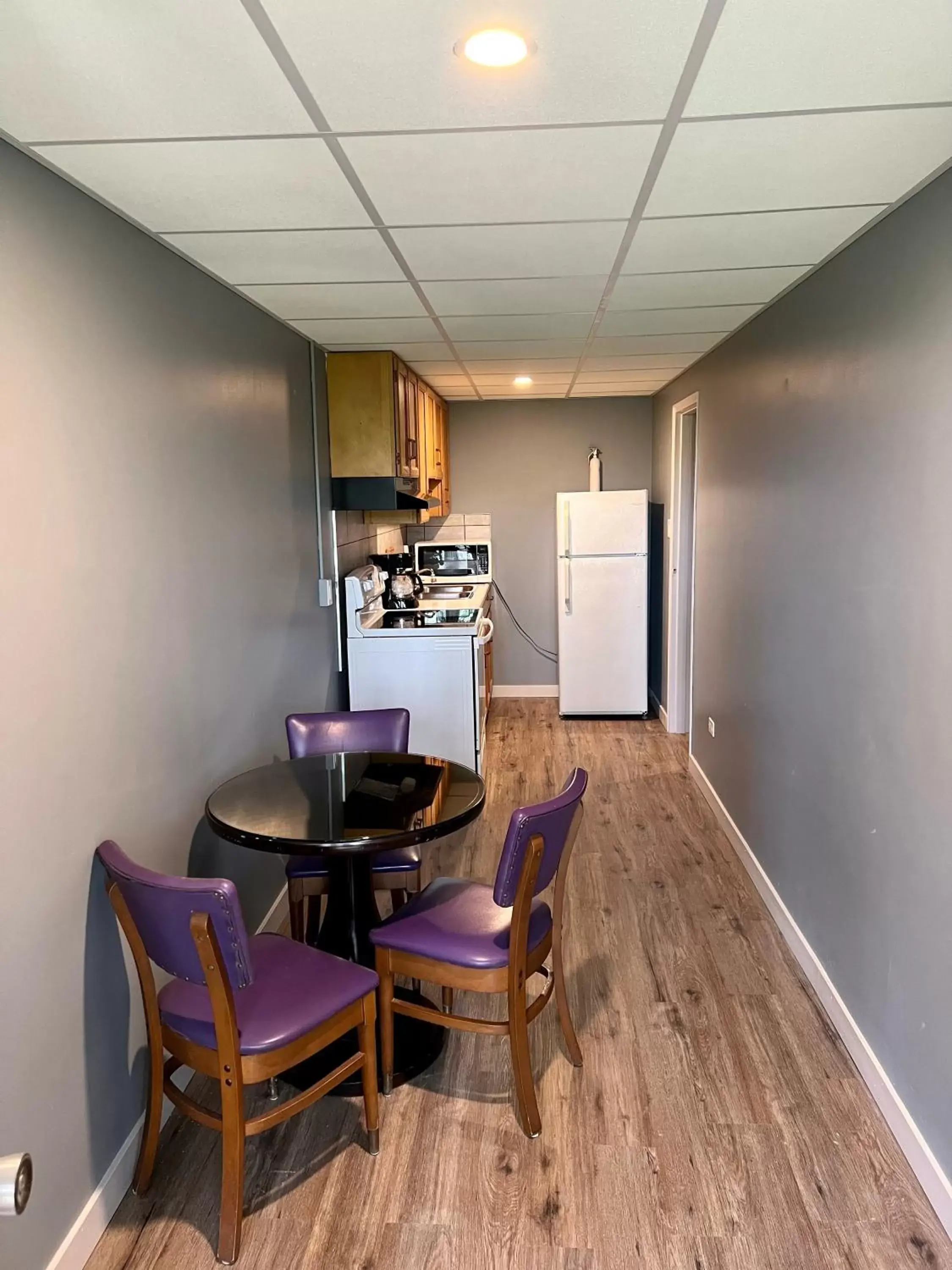 Dining Area in HWY 17 Hotel