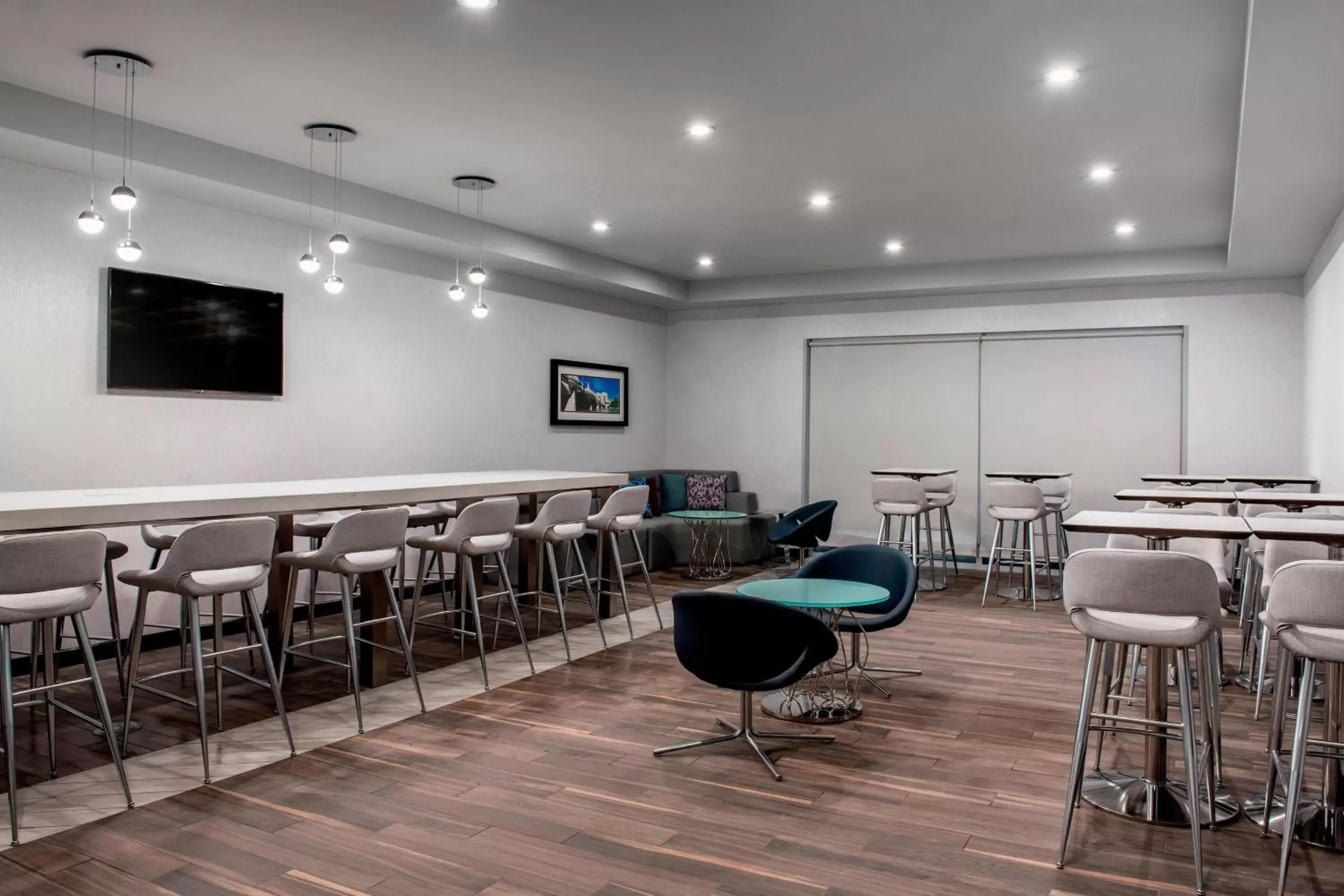Lounge or bar in Residence Inn by Marriott Winnipeg
