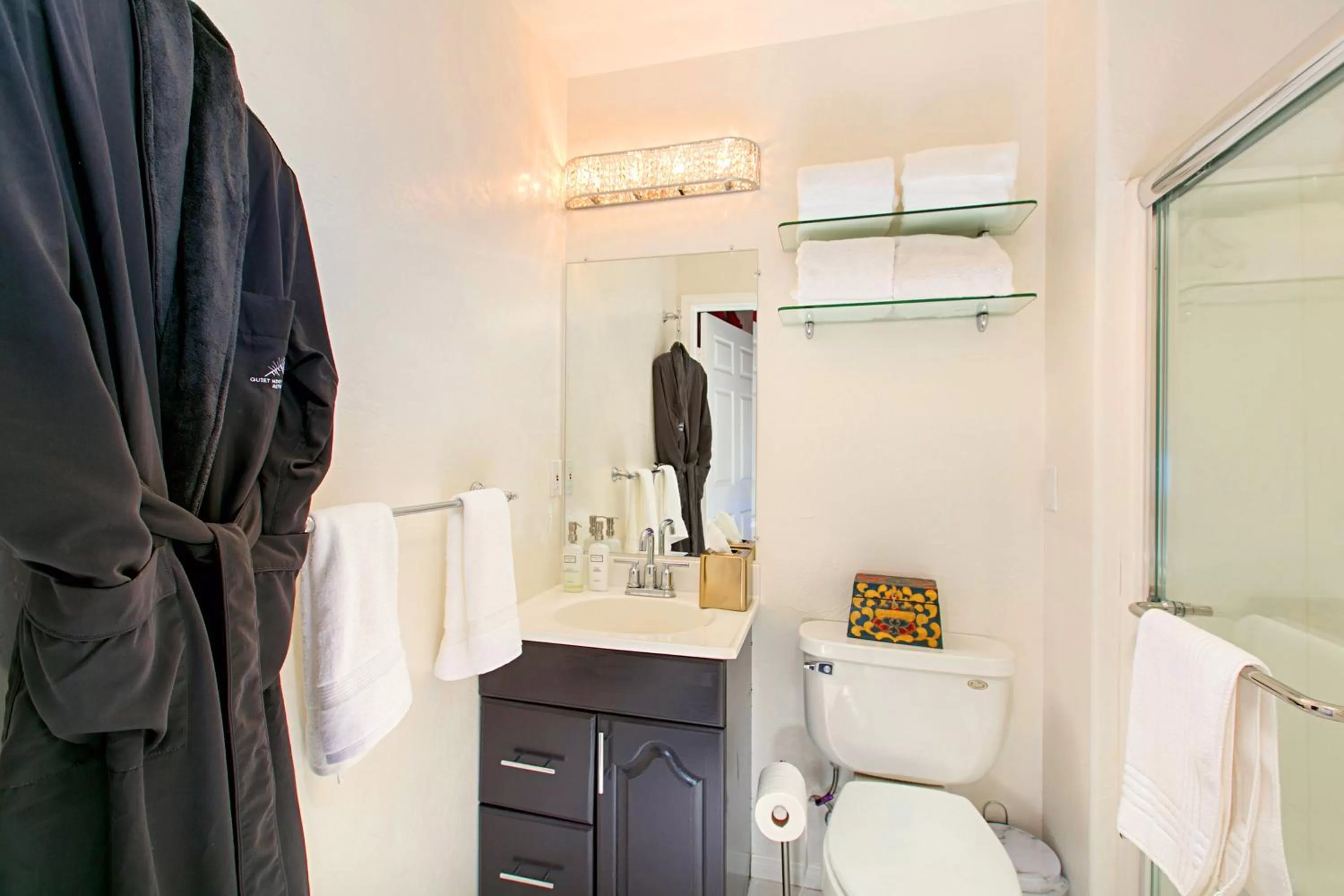 Bathroom in Quiet Mind Mountain Lodge, Retreat & Spa