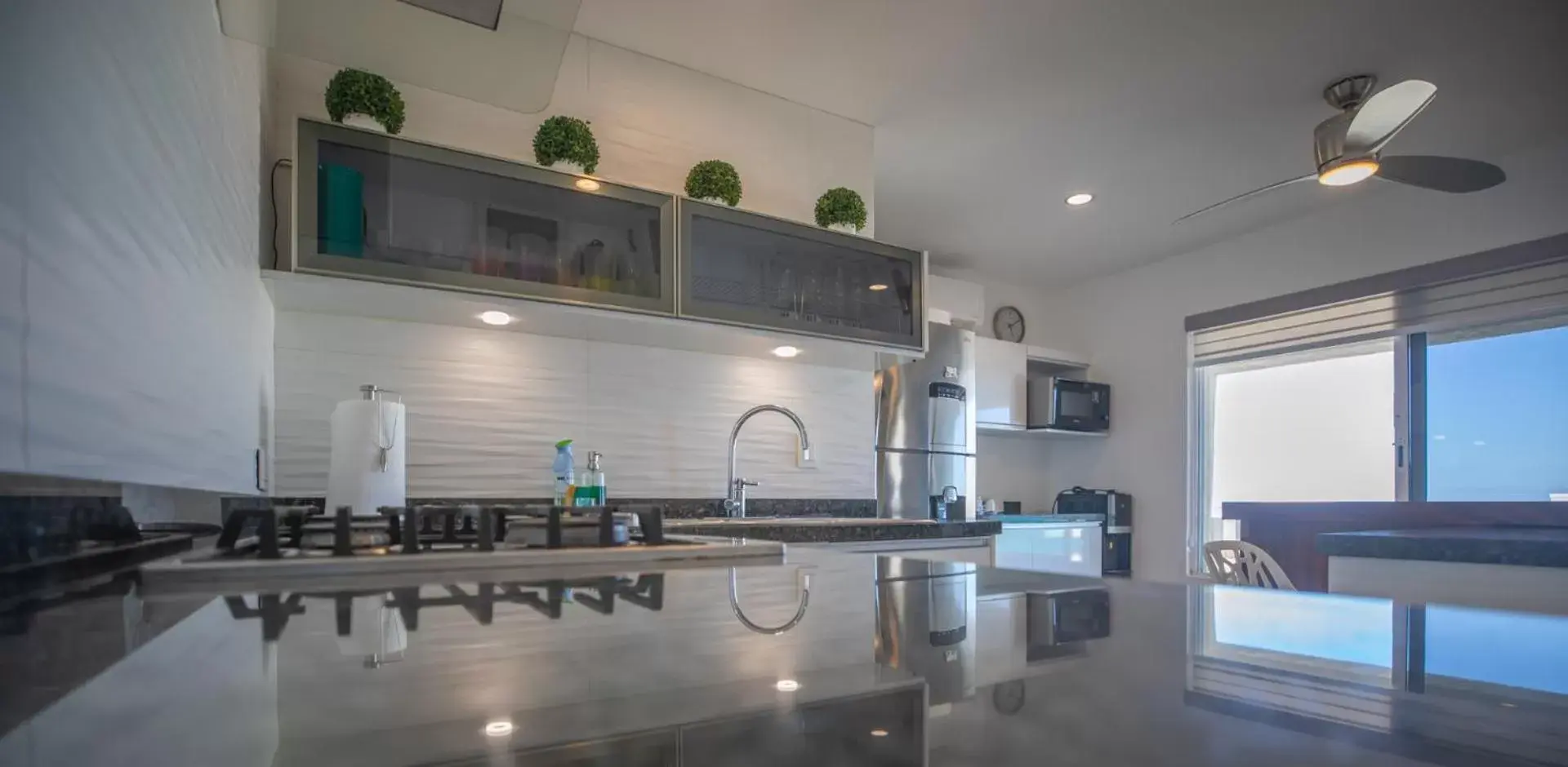 kitchen, Kitchen/Kitchenette in Beachfront Penthouses by LivIN Cancun