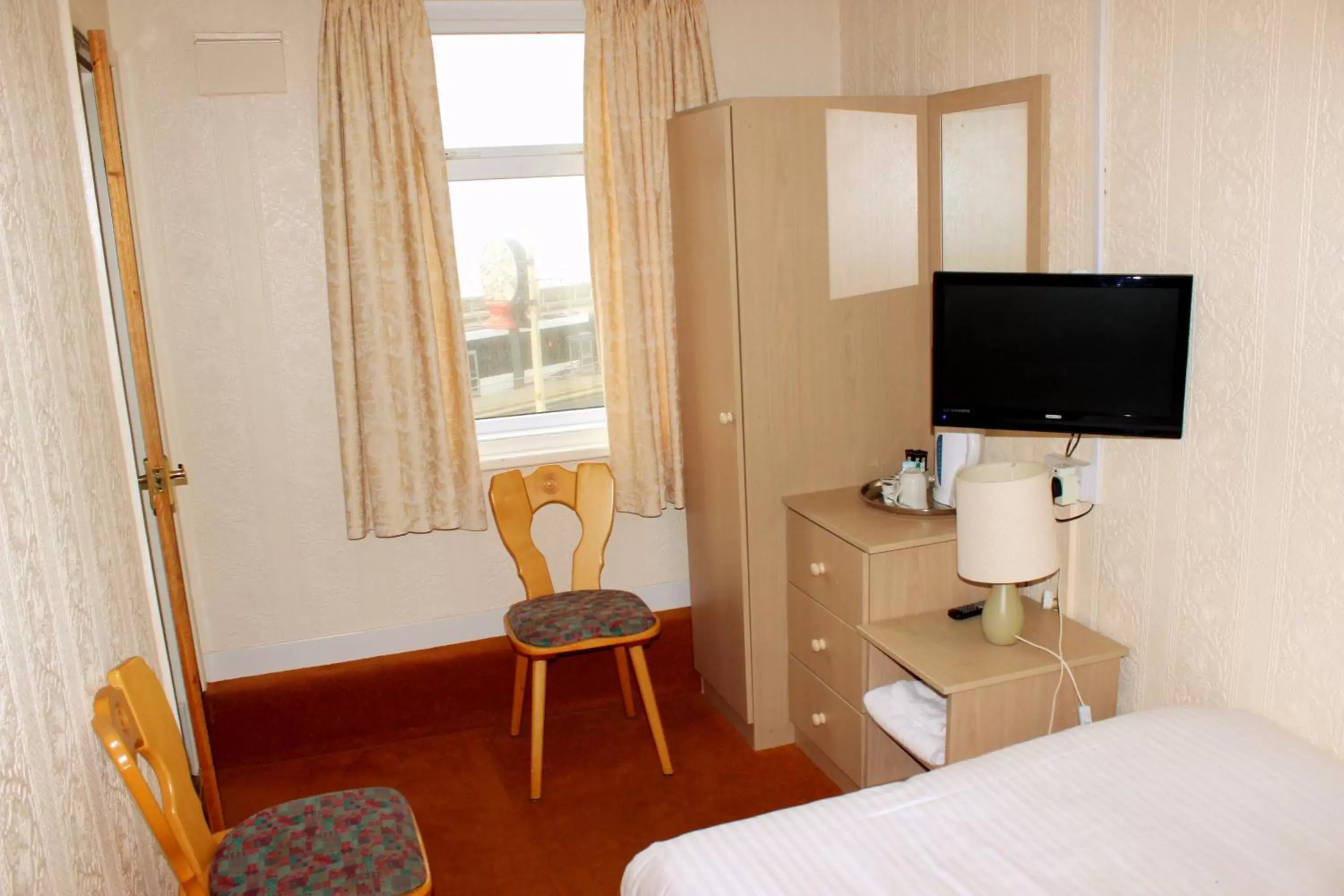 Bedroom, TV/Entertainment Center in The Colwyn Hotel - near Pleasure Beach