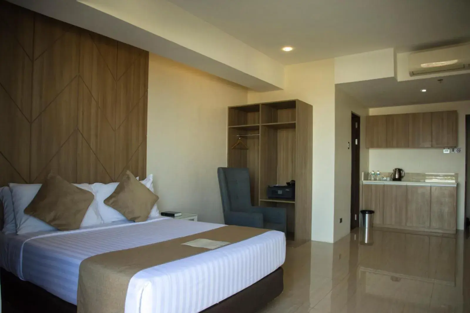 Bed in Eastland Hotel And Residences