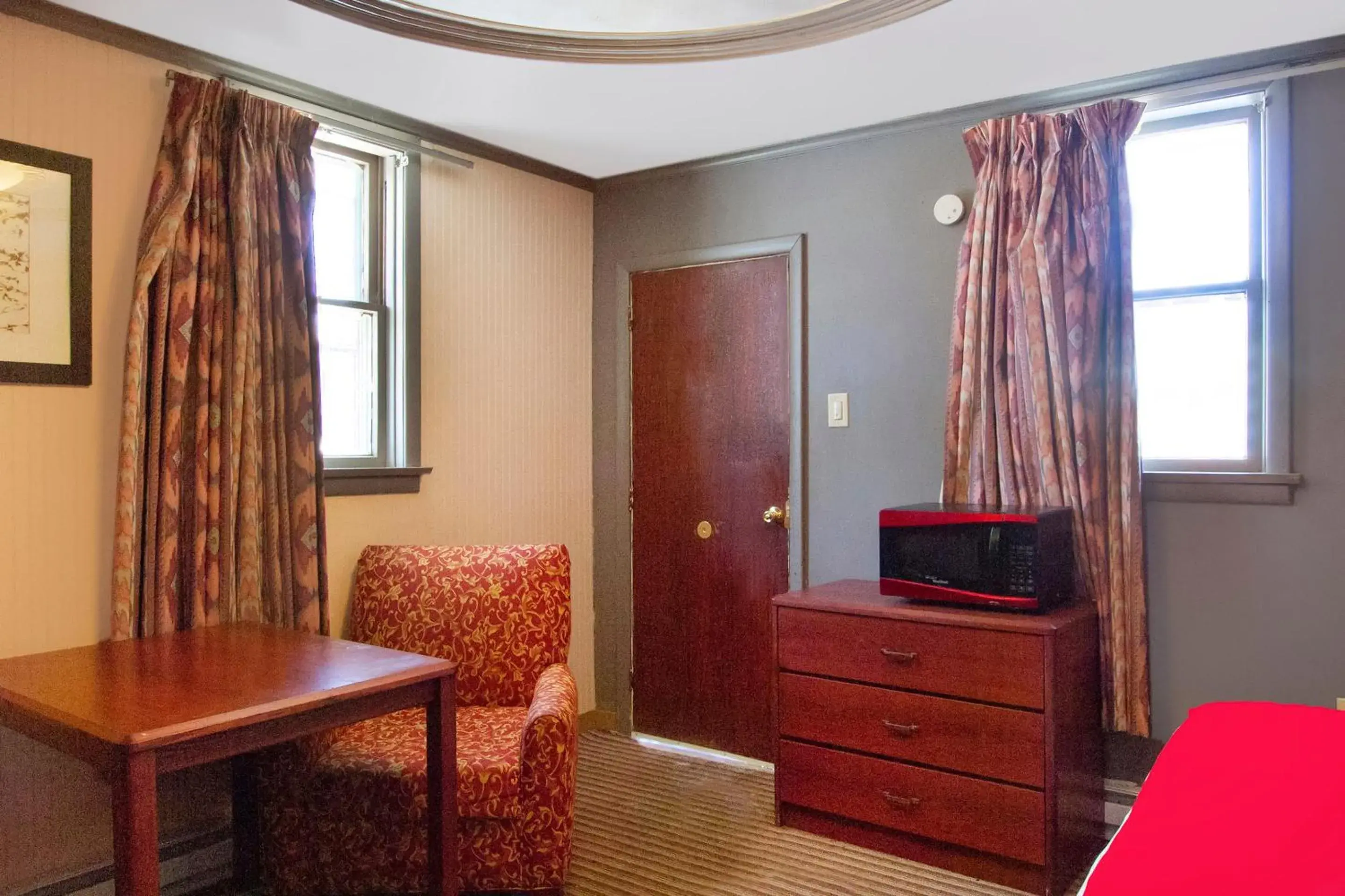 Coffee/tea facilities, Seating Area in OYO Hotel Wilkes-Barre East