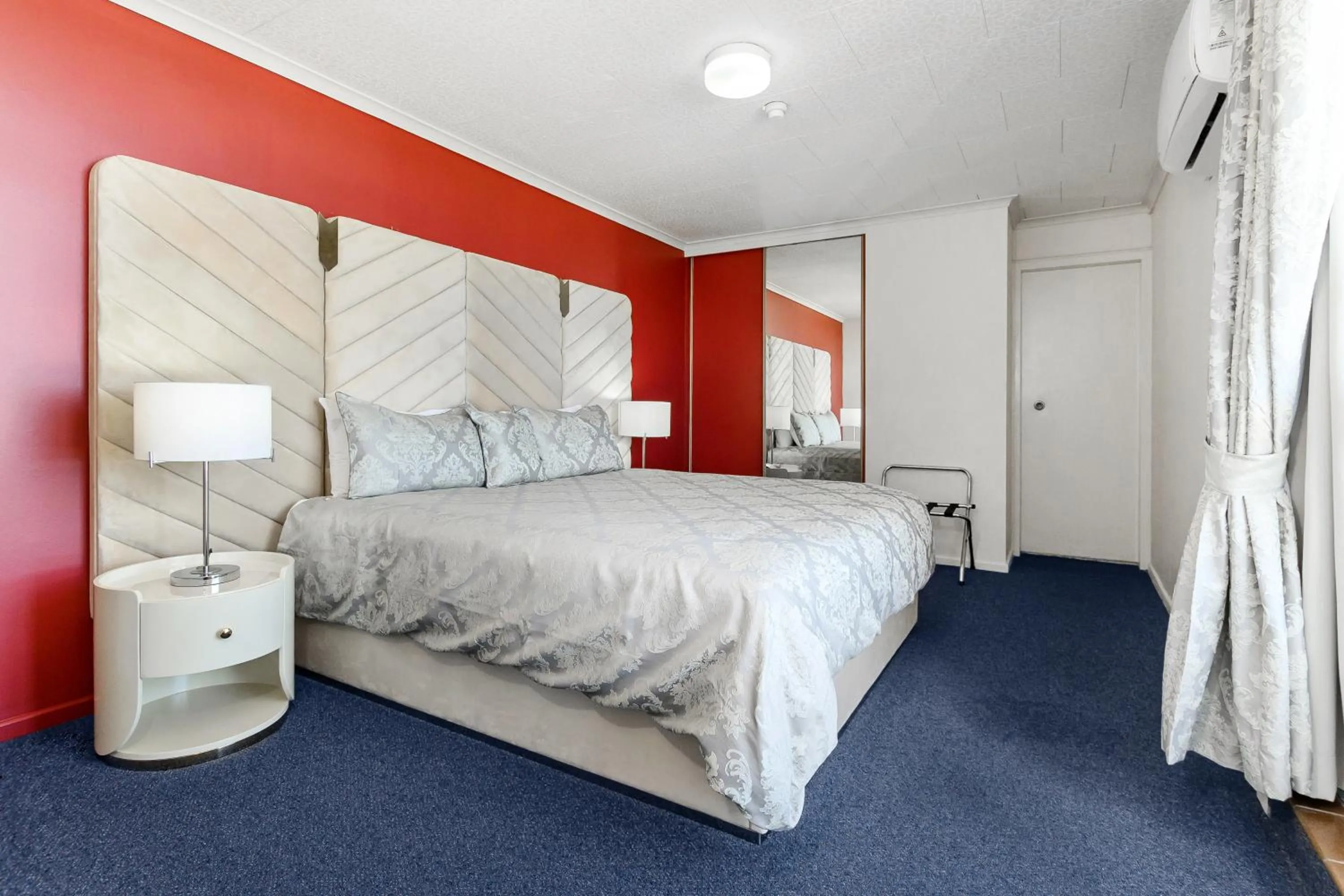 Bedroom, Bed in Metro Hotel & Apartments Gladstone