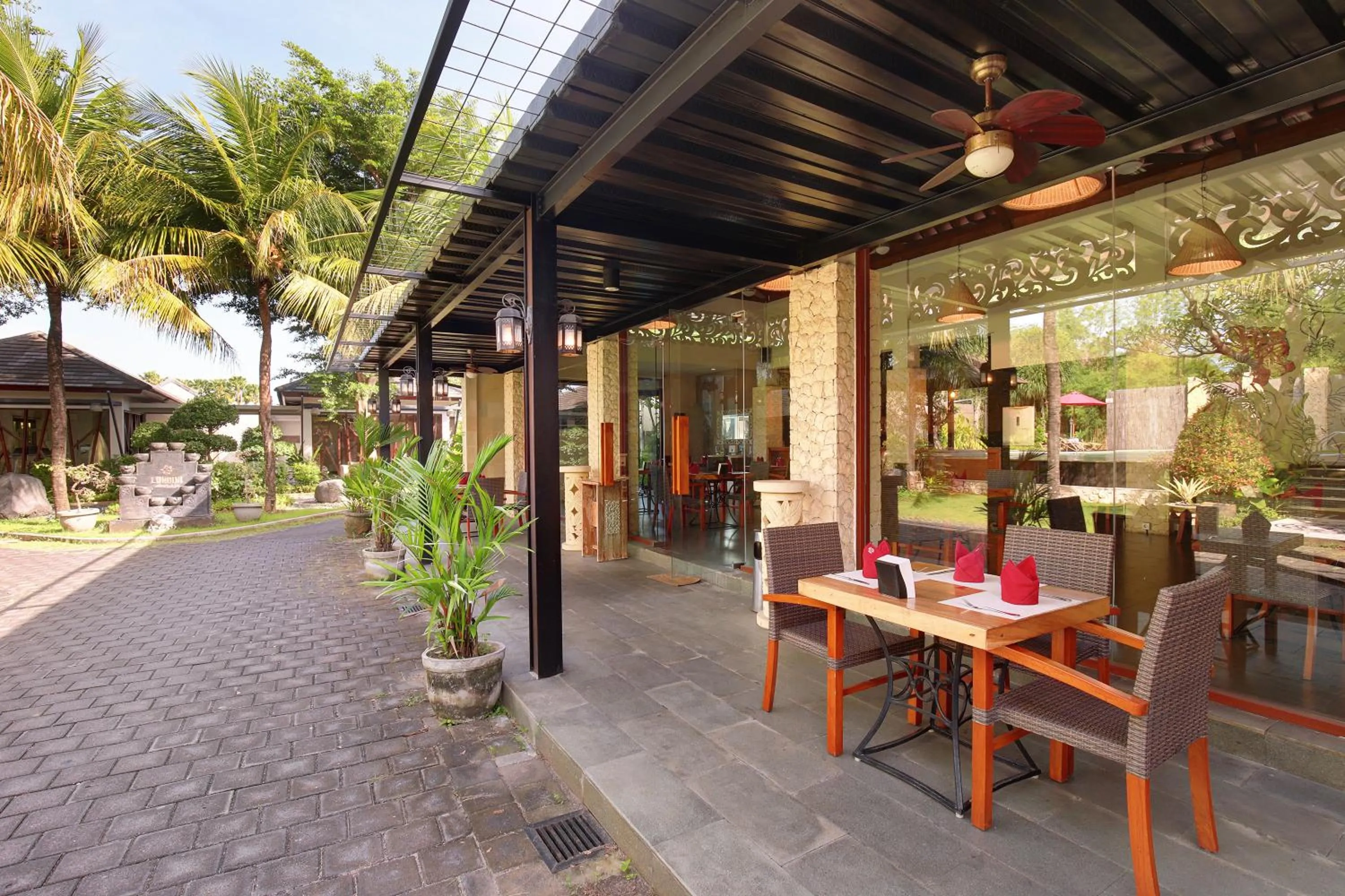 Restaurant/places to eat in Lumbini Luxury Villas and Spa