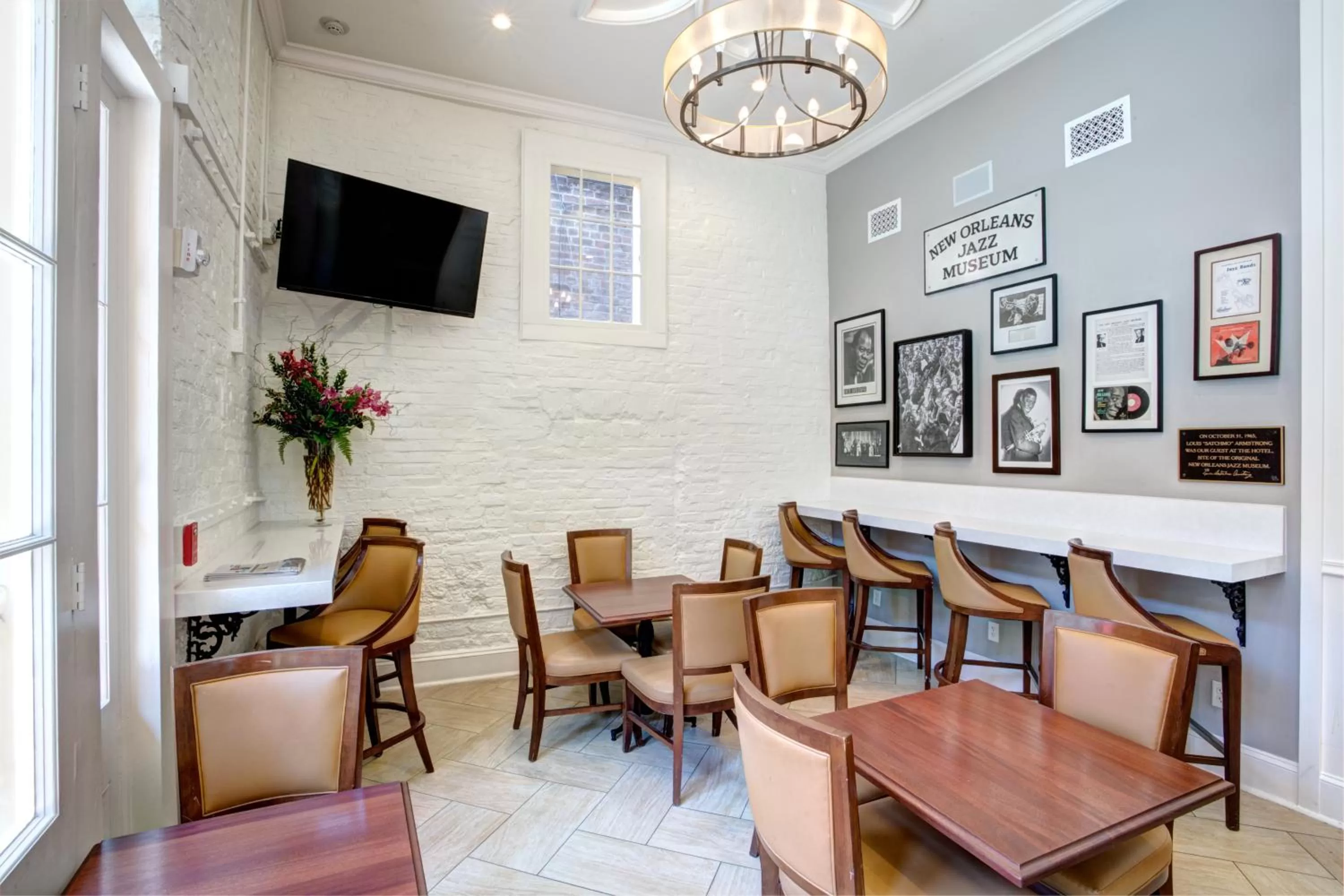 Communal lounge/ TV room in Hotel St. Pierre French Quarter