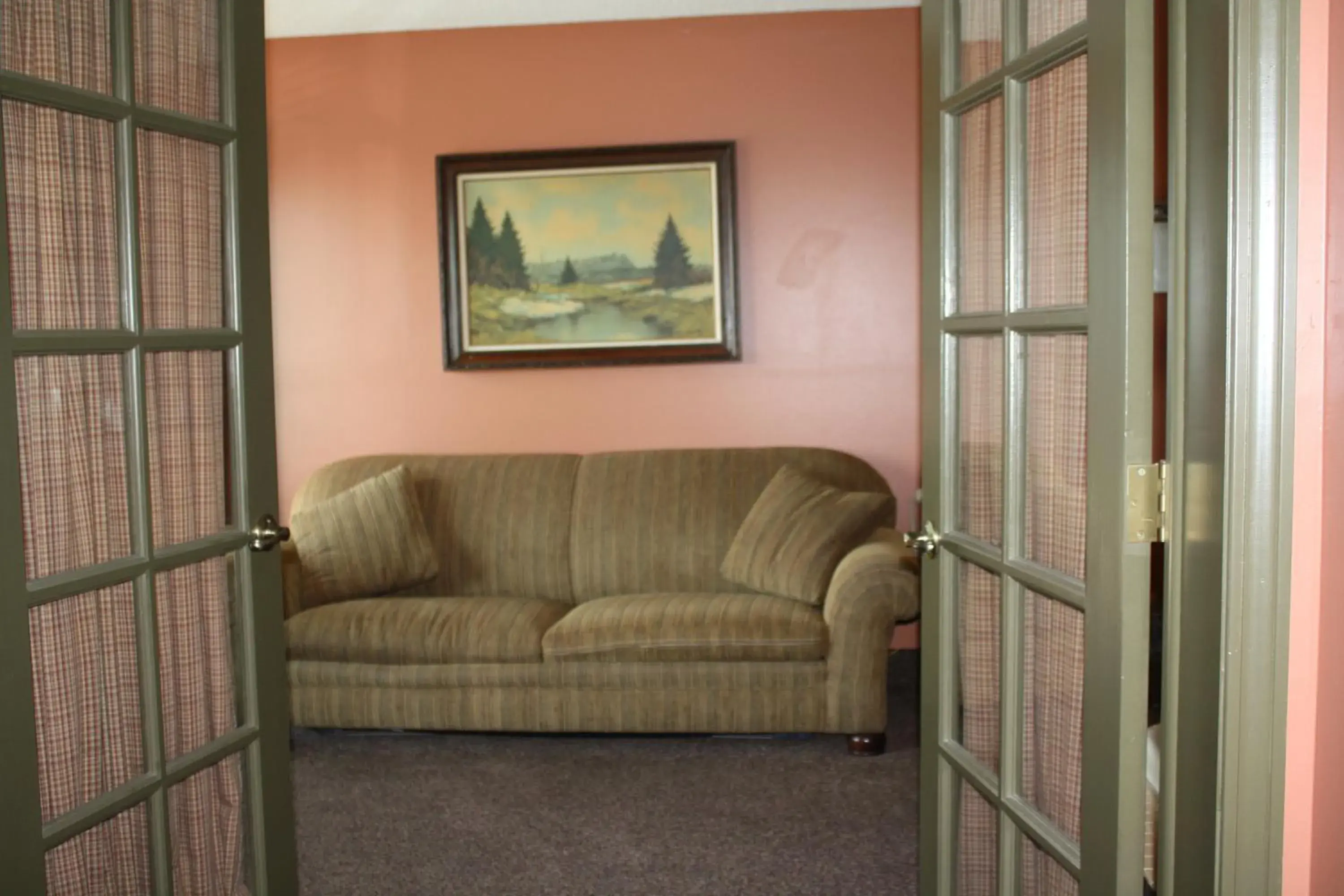 Living room, Seating Area in Outback Roadhouse Motel & Suites Branson