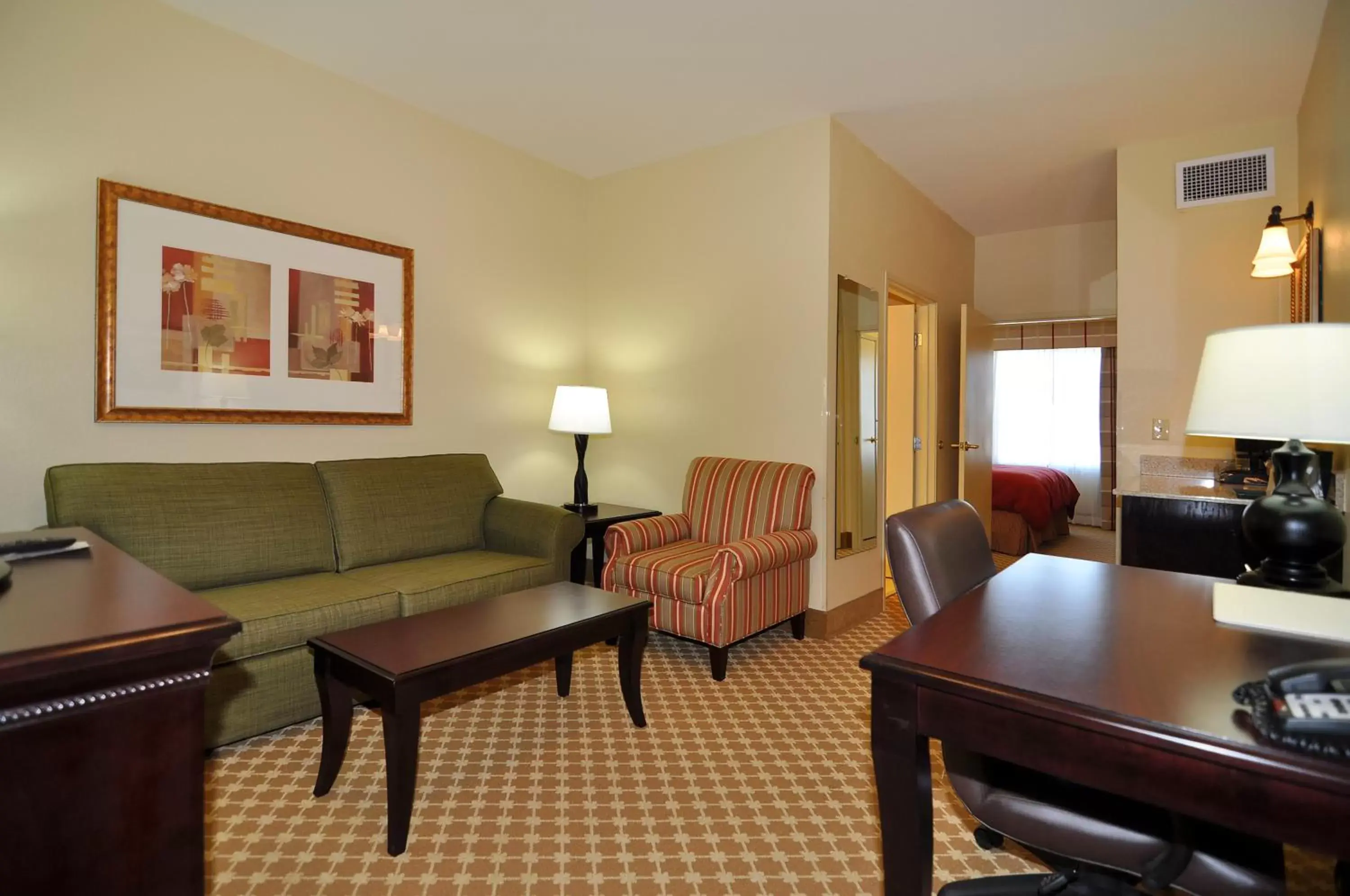 Living room, Seating Area in Country Inn & Suites by Radisson, Conway, AR