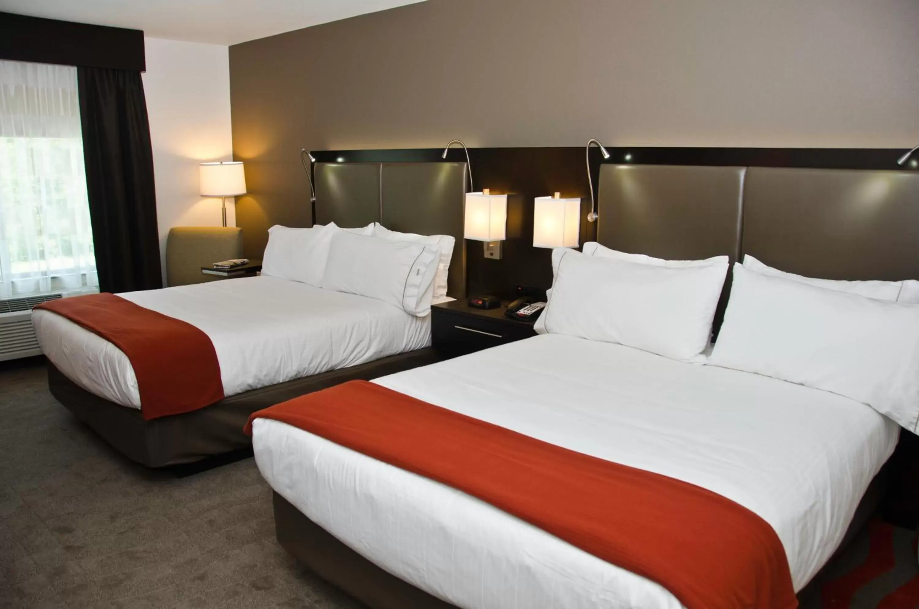 Photo of the whole room, Bed in Holiday Inn Express & Suites Columbus-Easton Area