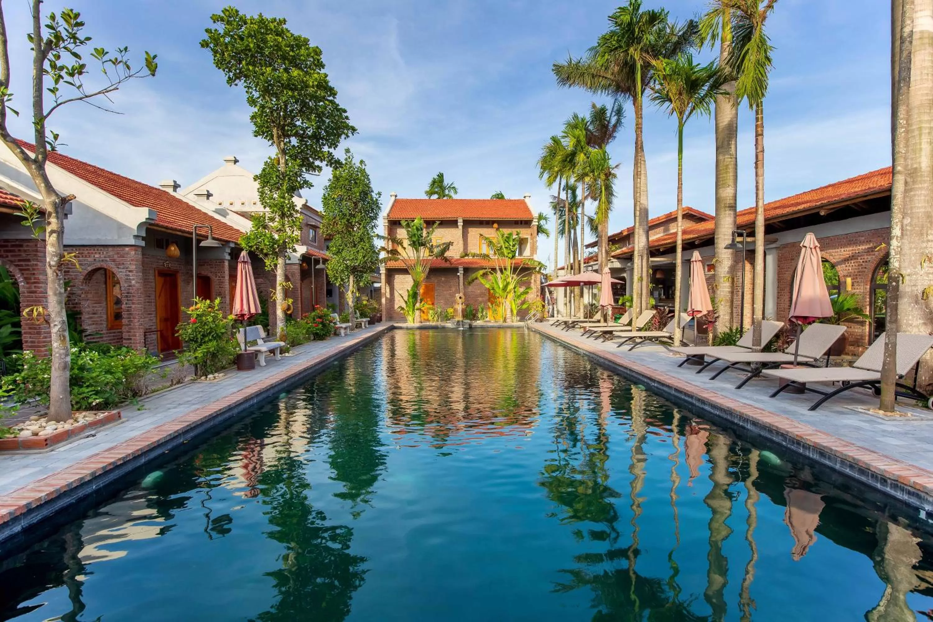 Swimming pool in Tam Coc Banana Bungalow