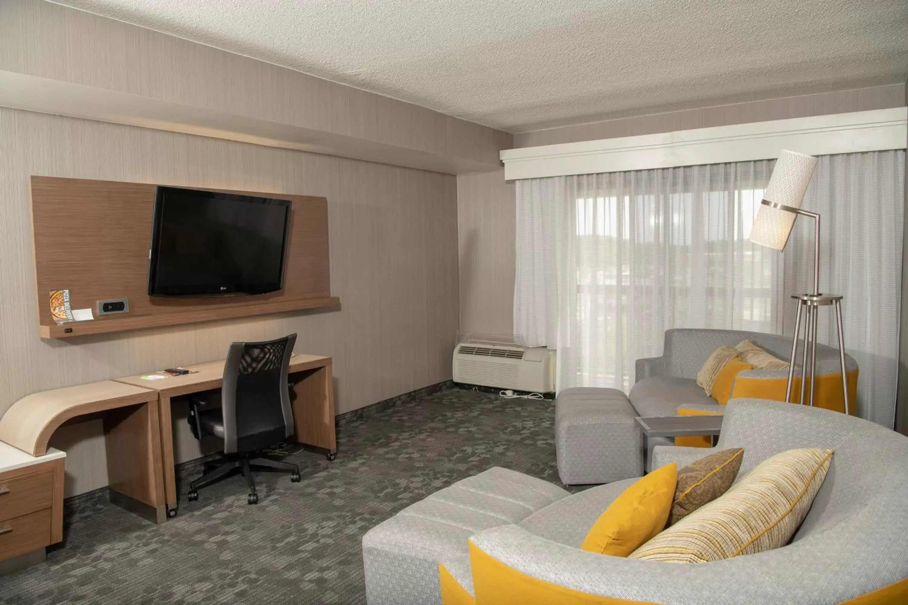 Bedroom, TV/Entertainment Center in Courtyard by Marriott Erie Ambassador Conference Center