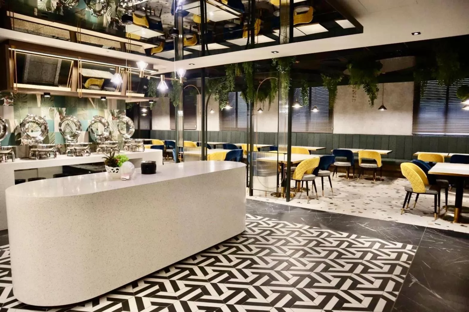 Restaurant/places to eat in Tenz Go Hotel